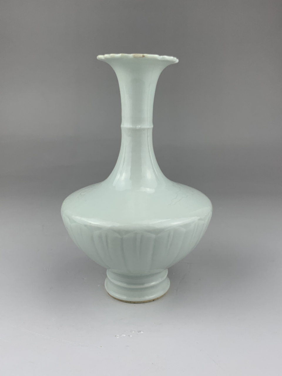 瓷器鉴赏# 此件清康熙·青白釉莲瓣瓶,高14.