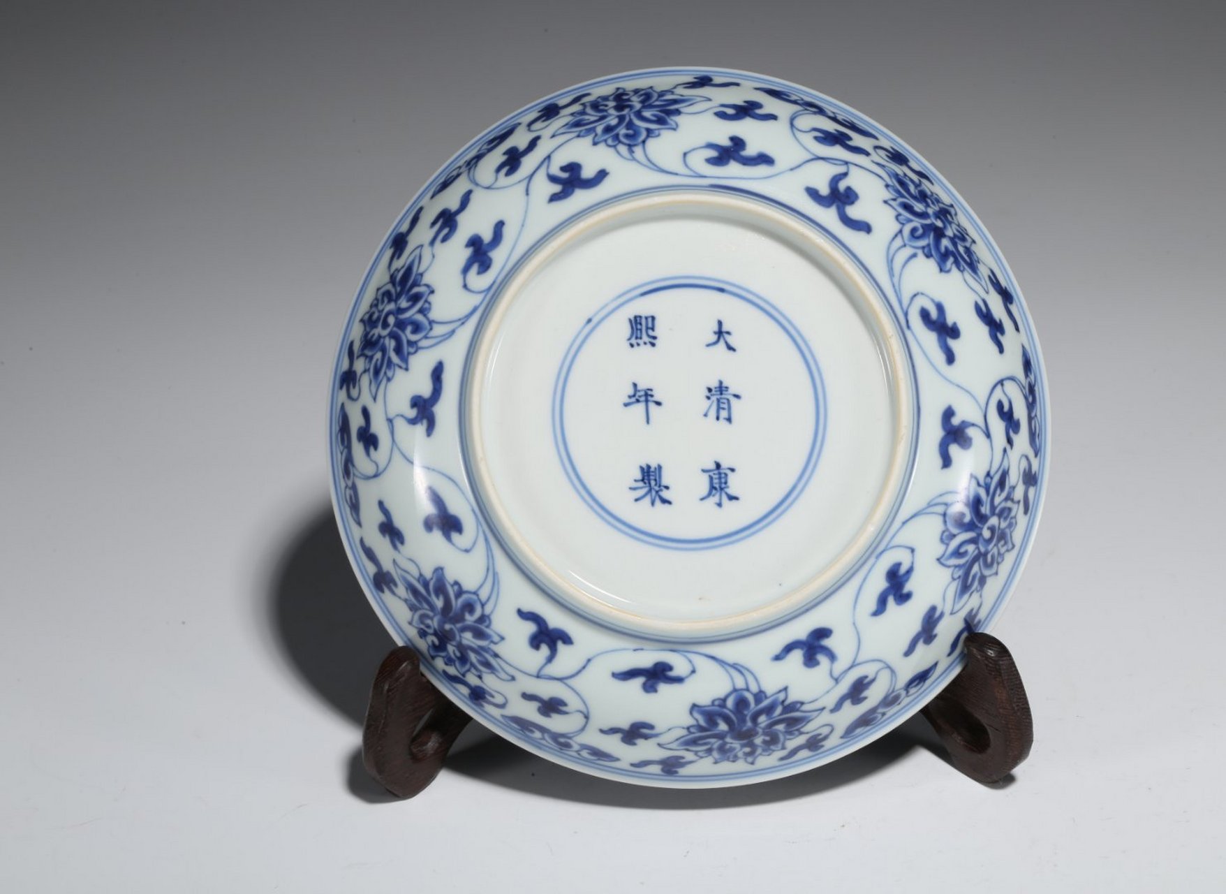 4cm,款识:大清康熙年制,撇口,弧腹,圈足,盘形纤巧端正.