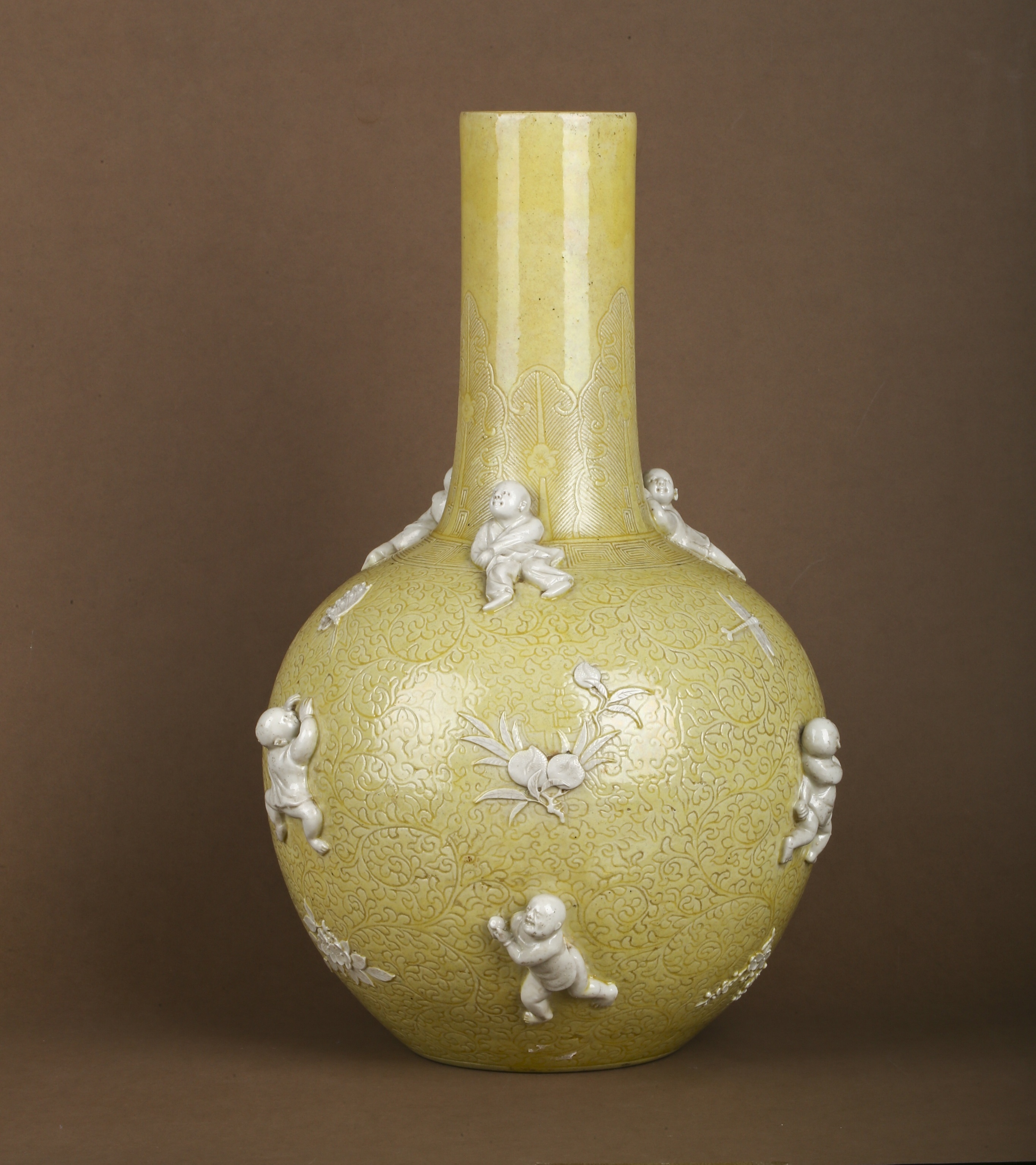 收藏之旅a #瓷器鉴赏# #古玩交流圈#  此件晚清·黄釉暗刻缠枝莲端苘