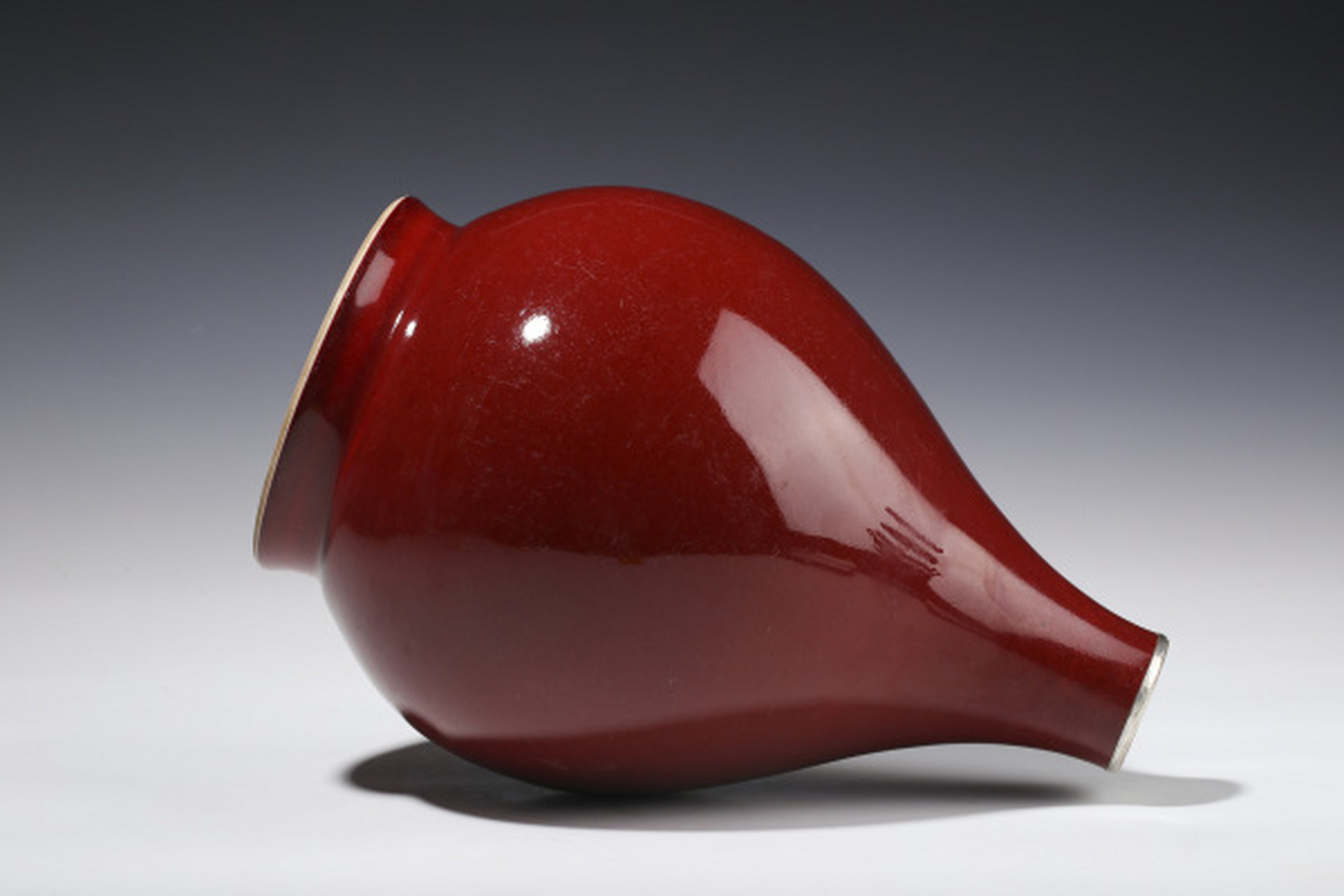 古董艺术品# #瓷器鉴赏# 此件清乾隆·霁红釉玉壶春瓶(官),口径4.