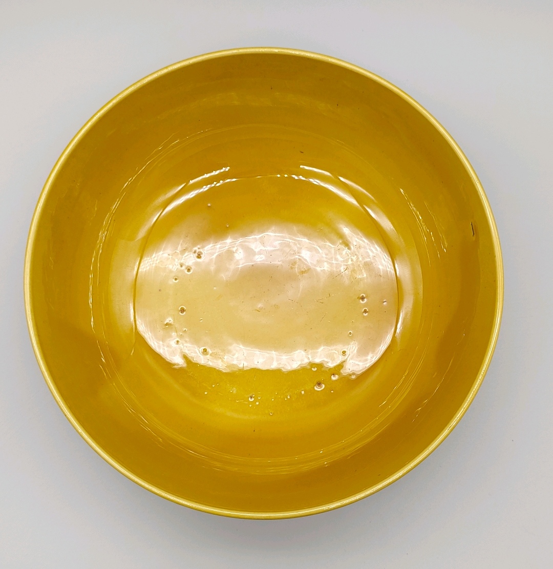 瓷器鉴定# 鉴赏结果:	藏友好,图片看这是一件现代仿康熙娇黄釉碗,形