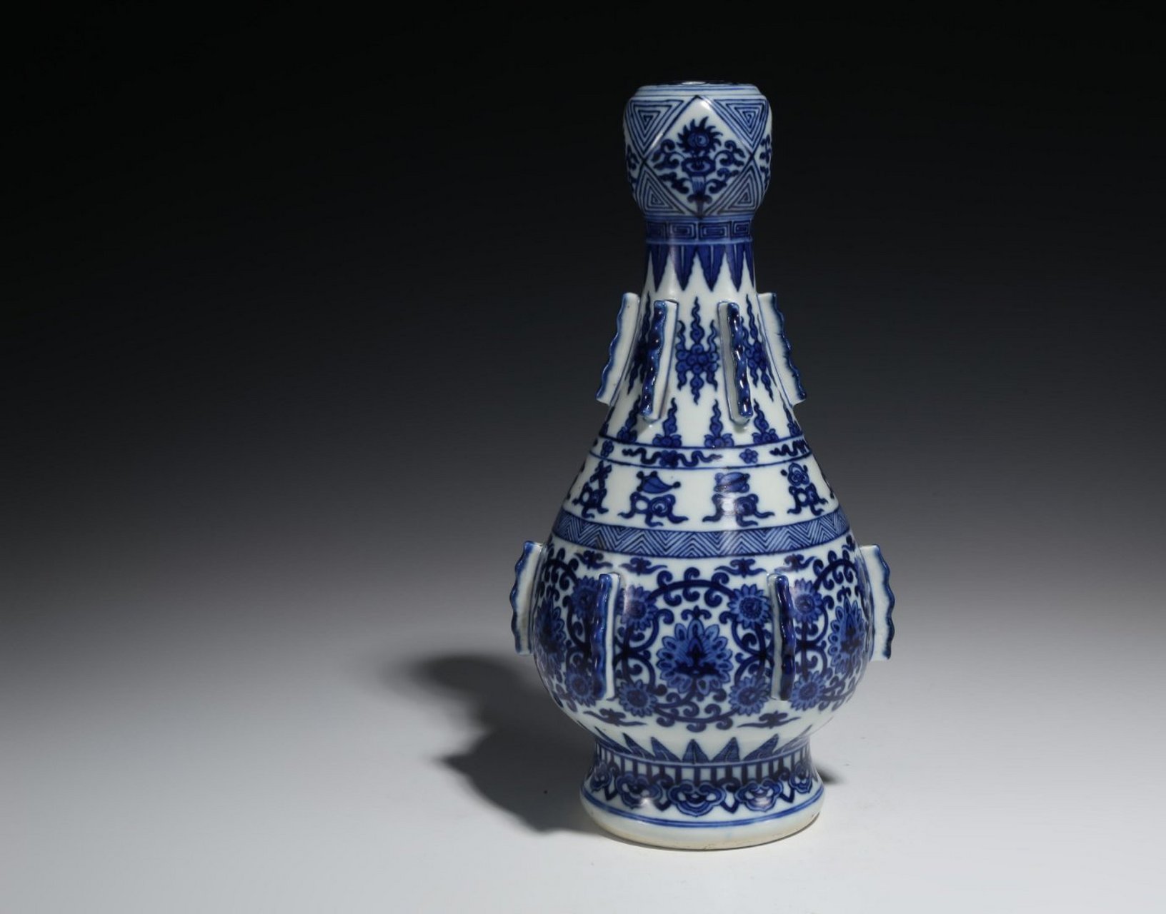 瓷器鉴赏# 此件清末·青花缠枝花卉纹出戟蒜头瓶