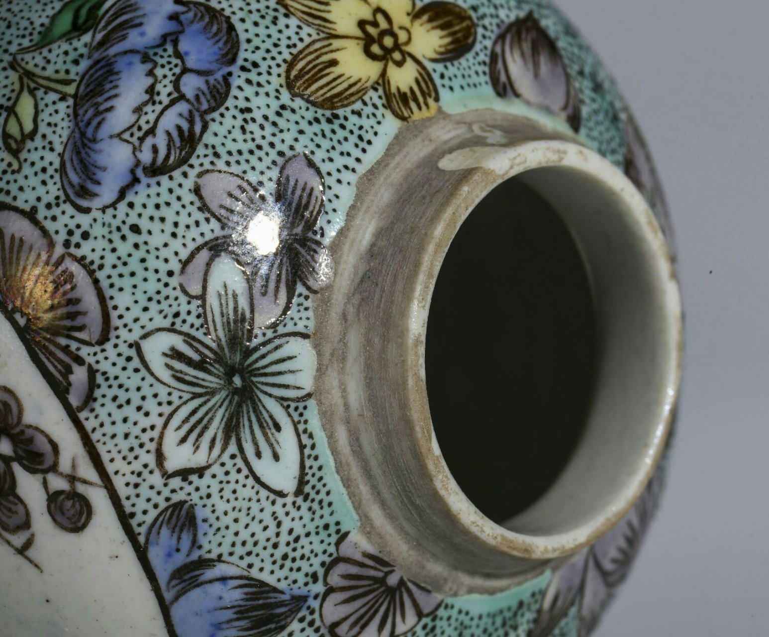 瓷器鉴赏#  此件晚清民国素三彩开窗花鸟纹罐,直口,短颈,丰肩,敛腹