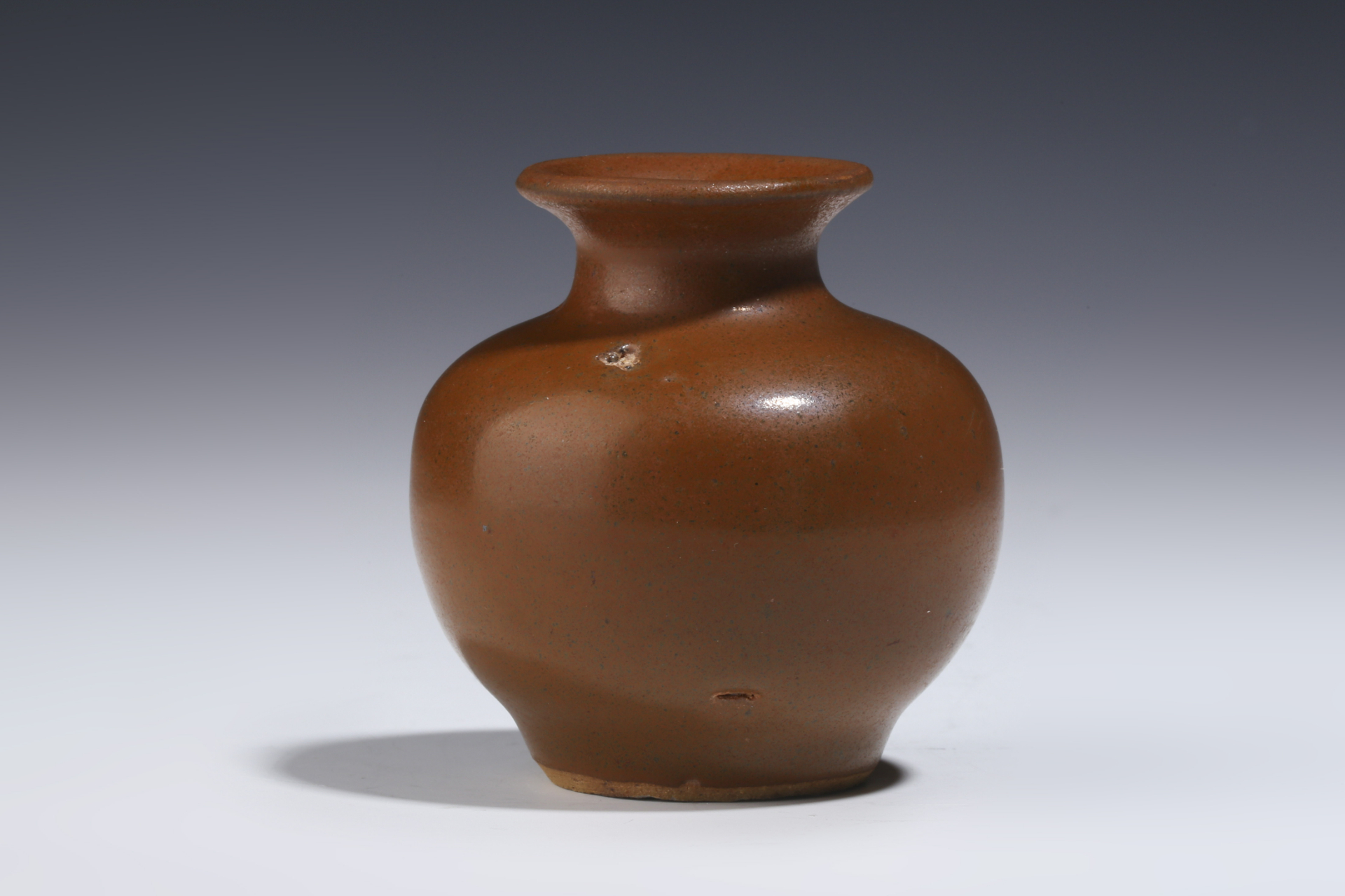 古董艺术品# #瓷器鉴赏# 此件清早紫金釉苹果尊,品相良好,口径3.