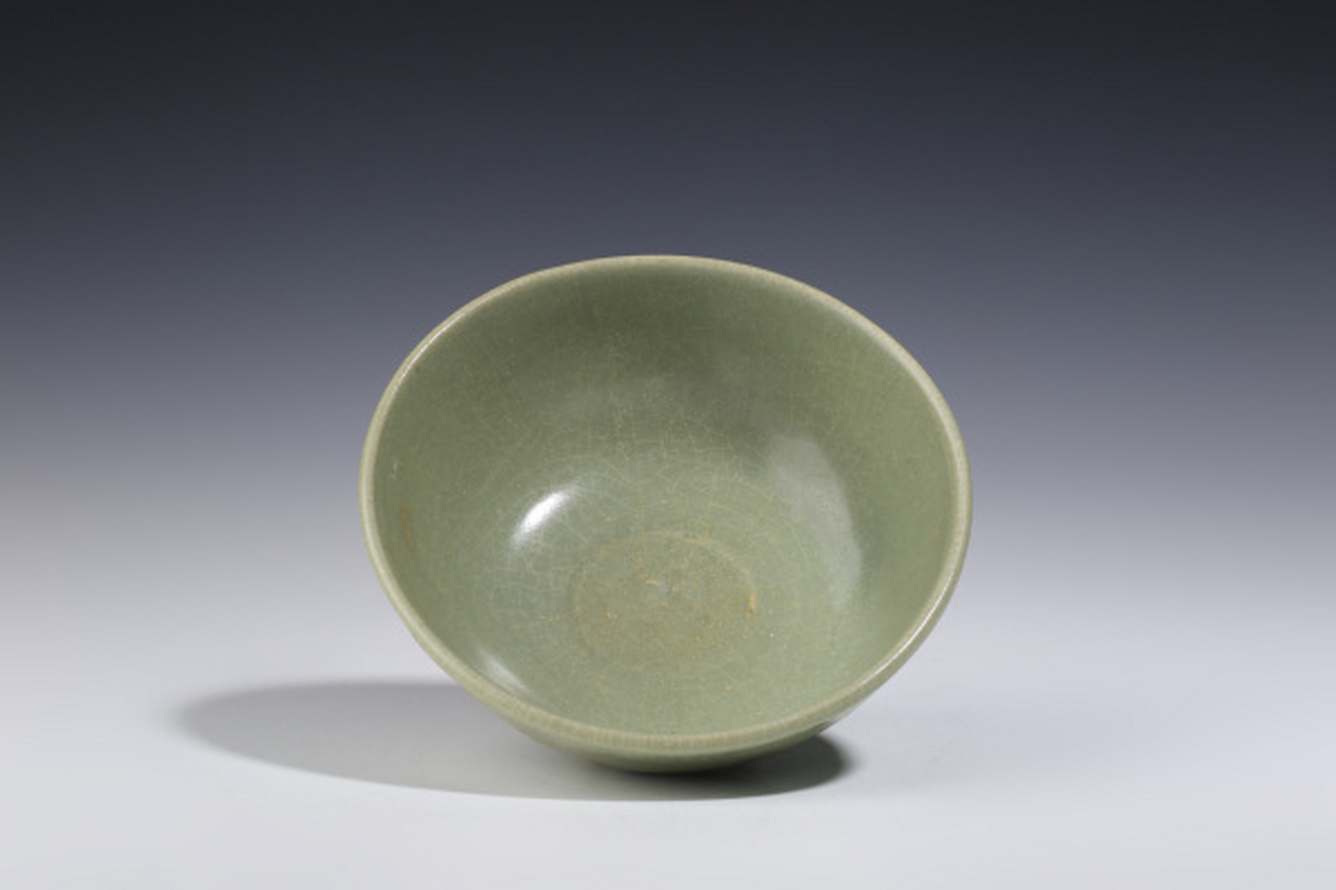 瓷器鉴赏# 此件元明·龙泉窑青釉刻花碗,口径14.5cm,高6.9cm,底径5.