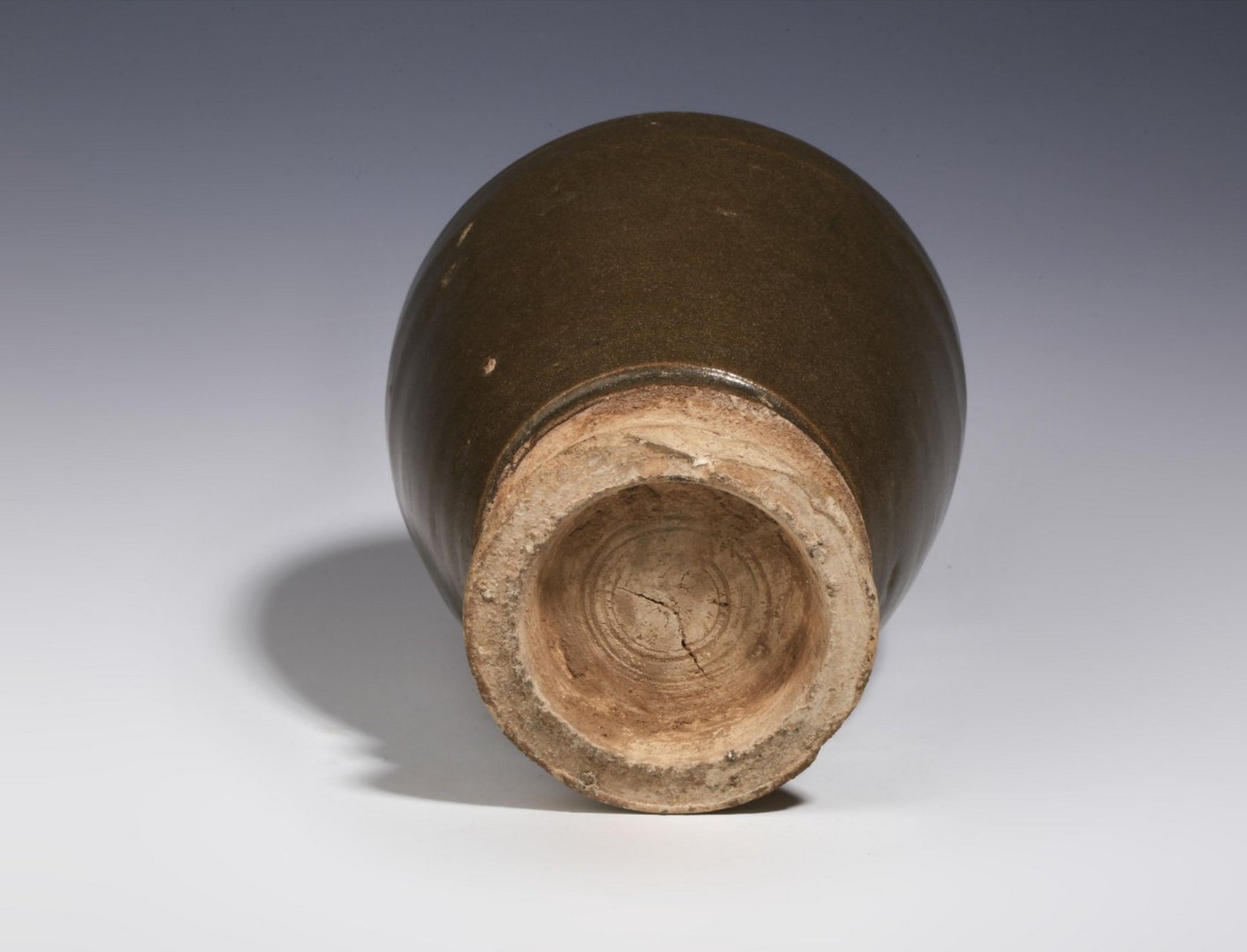 5cm,底径8cm,此件元代茶叶末釉梅瓶,撇口,短颈,溜肩,腹径内收,二层台