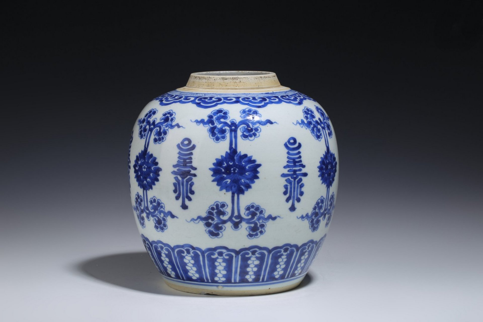 肩部饰折线纹,如意云头纹,腹部饰花间寿字纹,胫部饰变形仰莲瓣