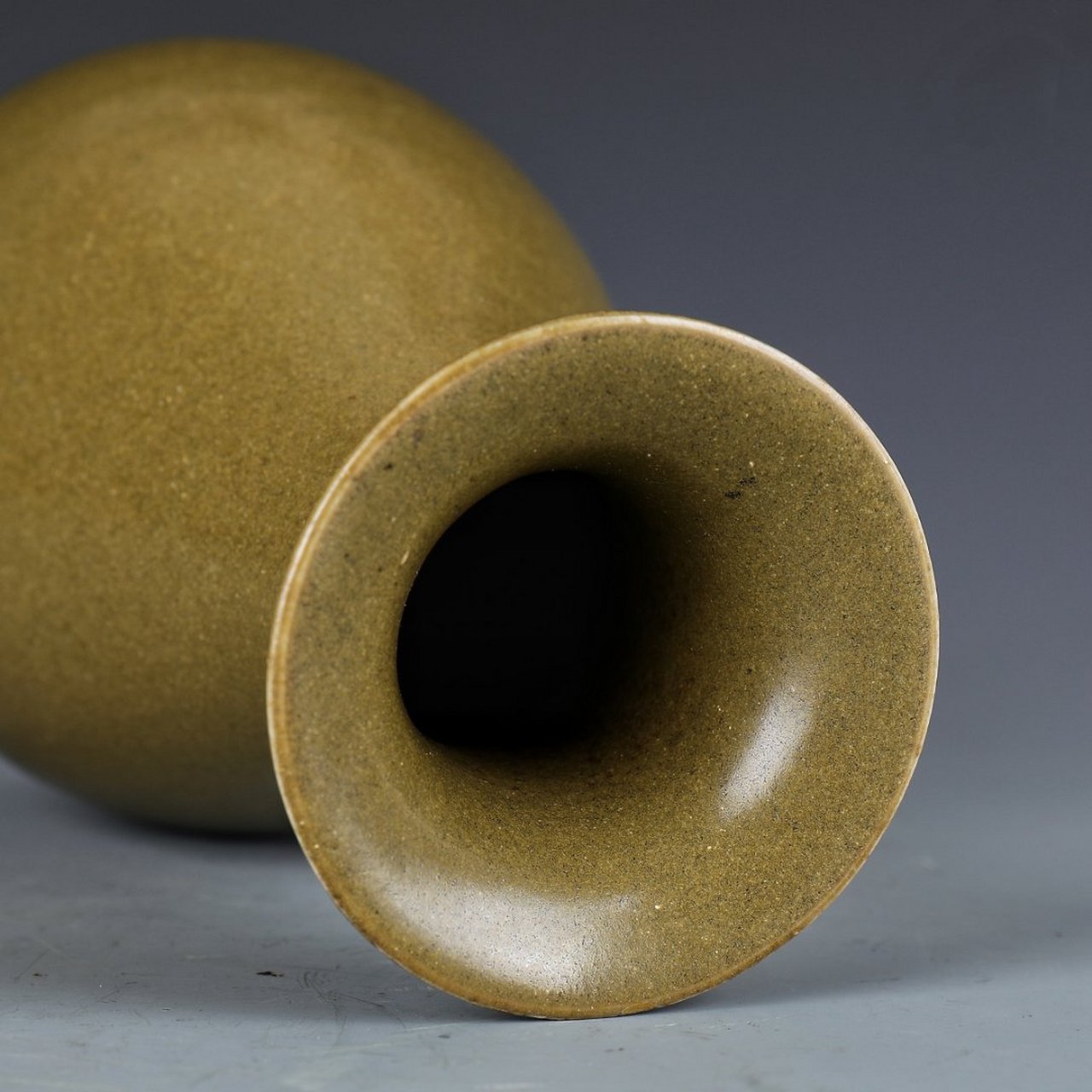 古董艺术品# #瓷器鉴赏# 此件晚清民国-茶叶末釉玉琵琶尊,高22cm