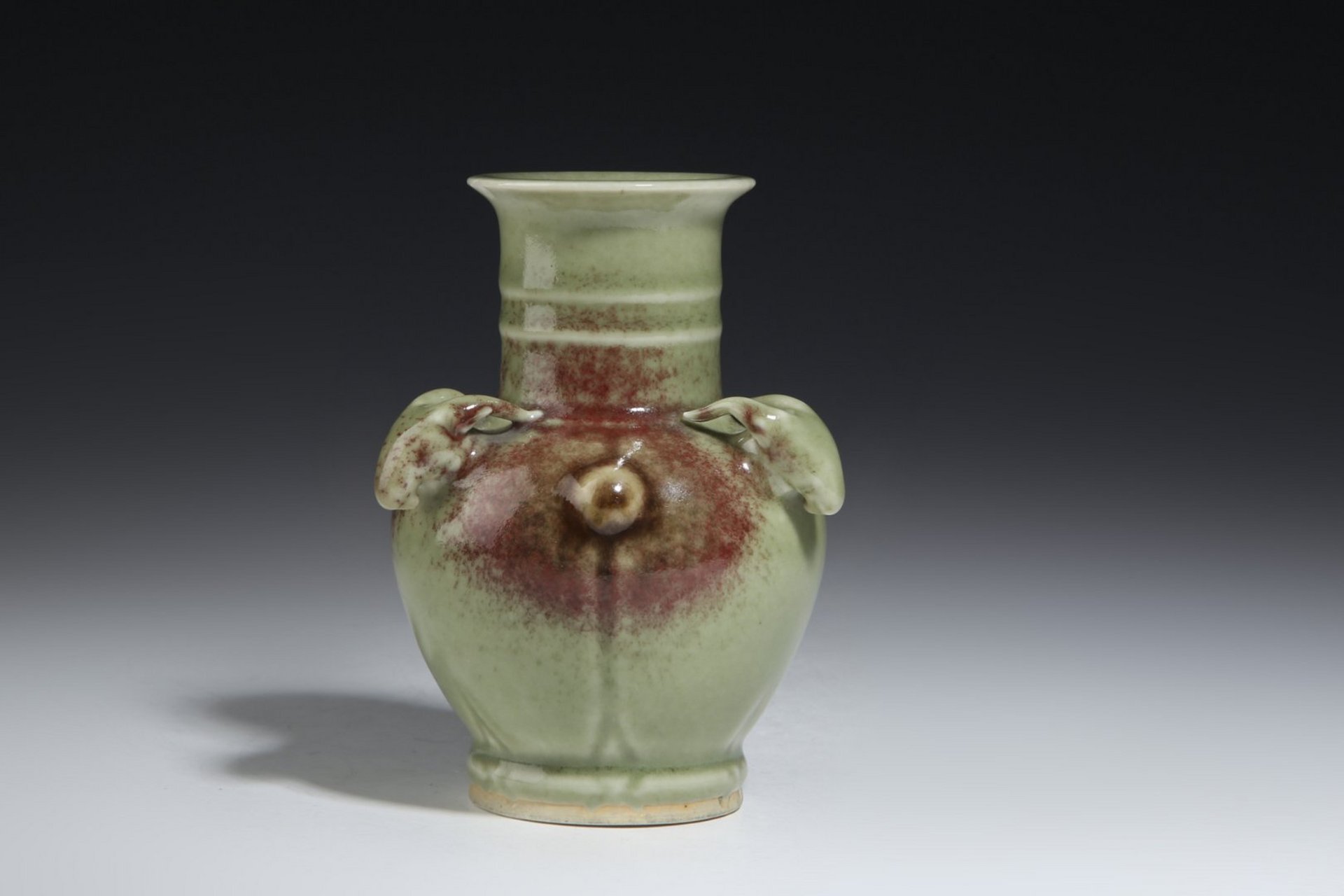 古董艺术品# 此件清末·豆青地釉里红三羊开泰尊,口径6.1cm,高13.