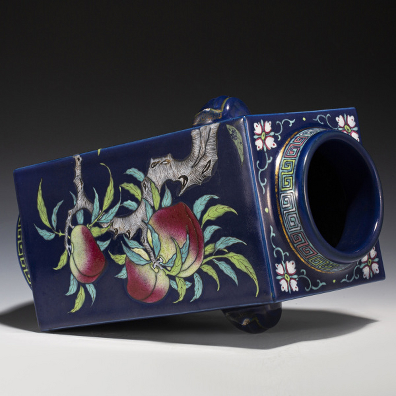古董艺术品# #瓷器鉴赏# 此件清光绪·霁蓝釉粉彩寿桃象耳琮式瓶(官)