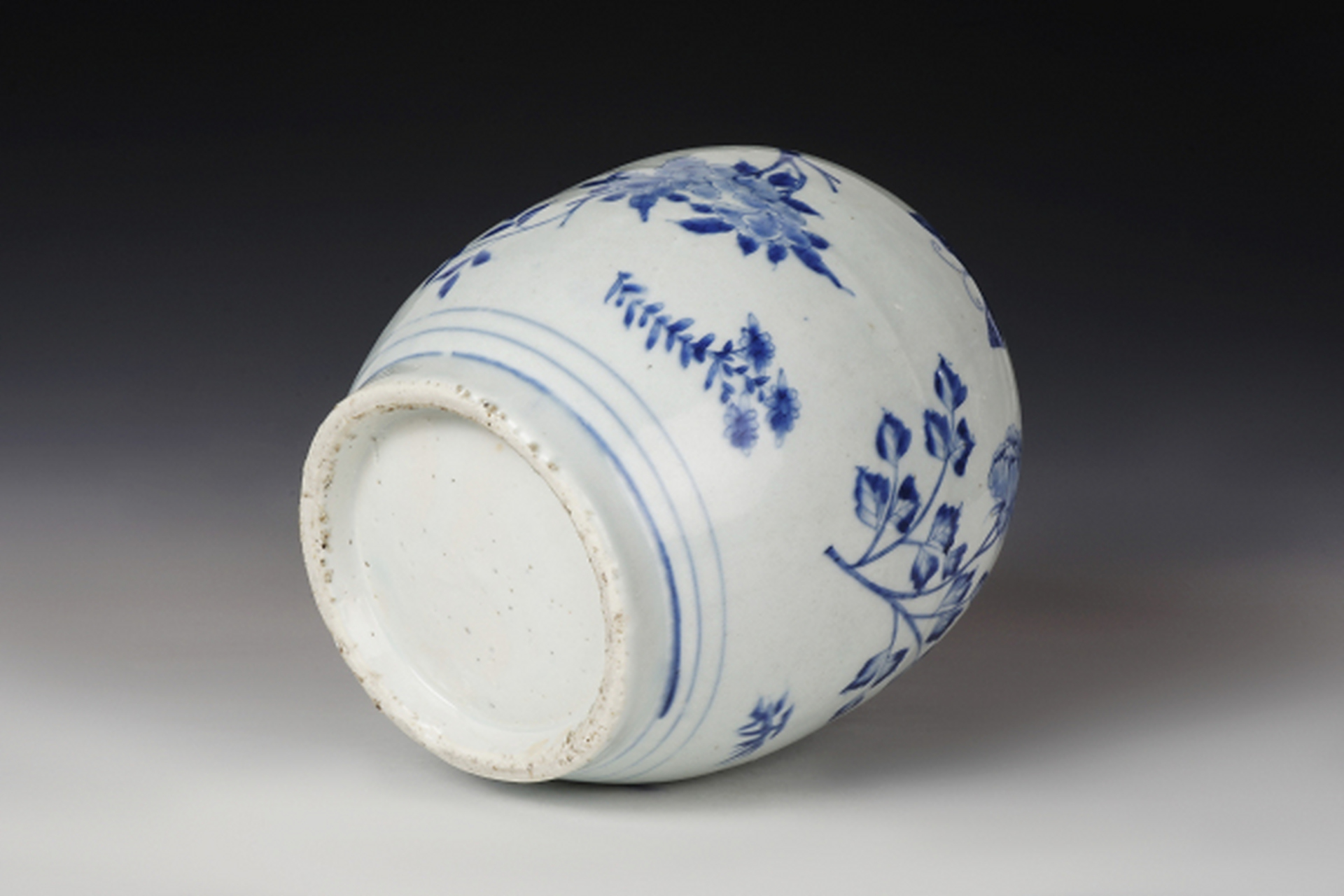 古董艺术品# #瓷器鉴赏# 此件清顺治·青花花蝶纹罐,口径15cm,高26.