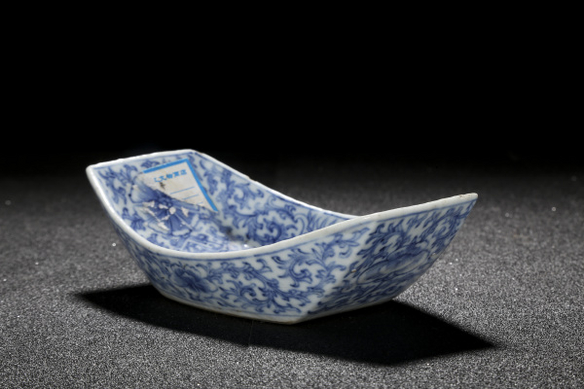 瓷器鉴赏# 此件清乾隆·青花缠枝花卉纹茶船,品相良好,长14.5cm, 4..