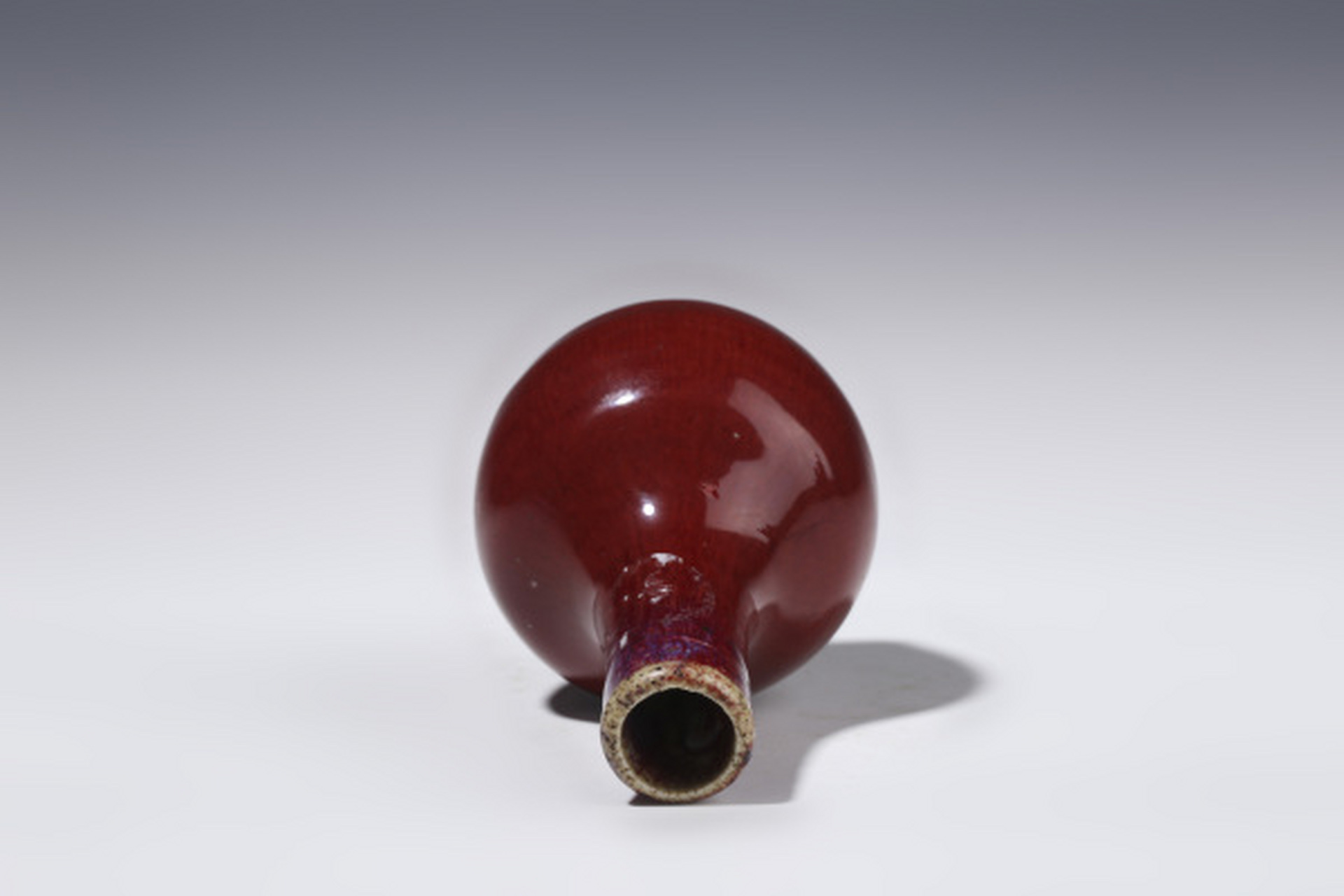 通体施红釉,釉质莹润肥厚,鲜艳如牛血红,口沿一周隐有窑变.