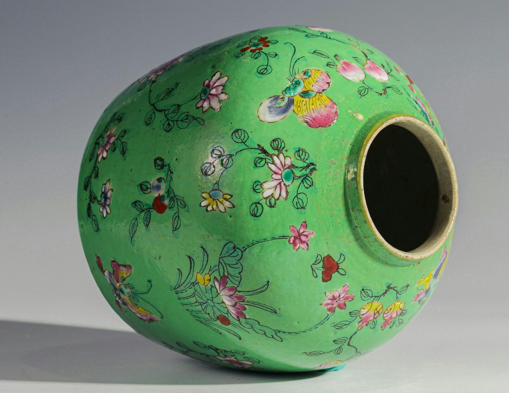 瓷器鉴赏#  此件清晚·绿地粉彩蝴蝶花卉纹罐, 口径8.