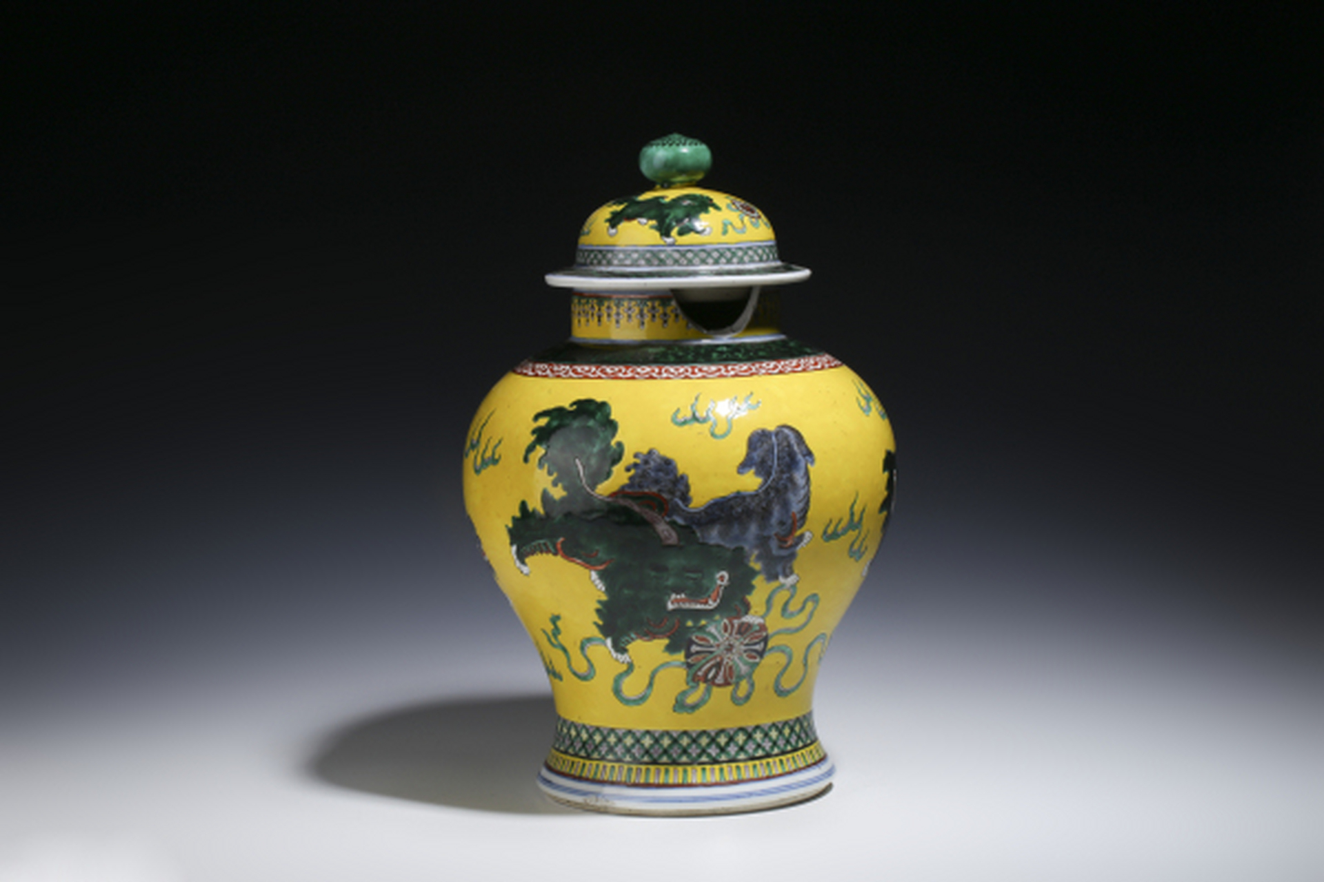 古董艺术品# #瓷器鉴赏# 此件清晚·黄地粉彩太师少保纹将军盖罐