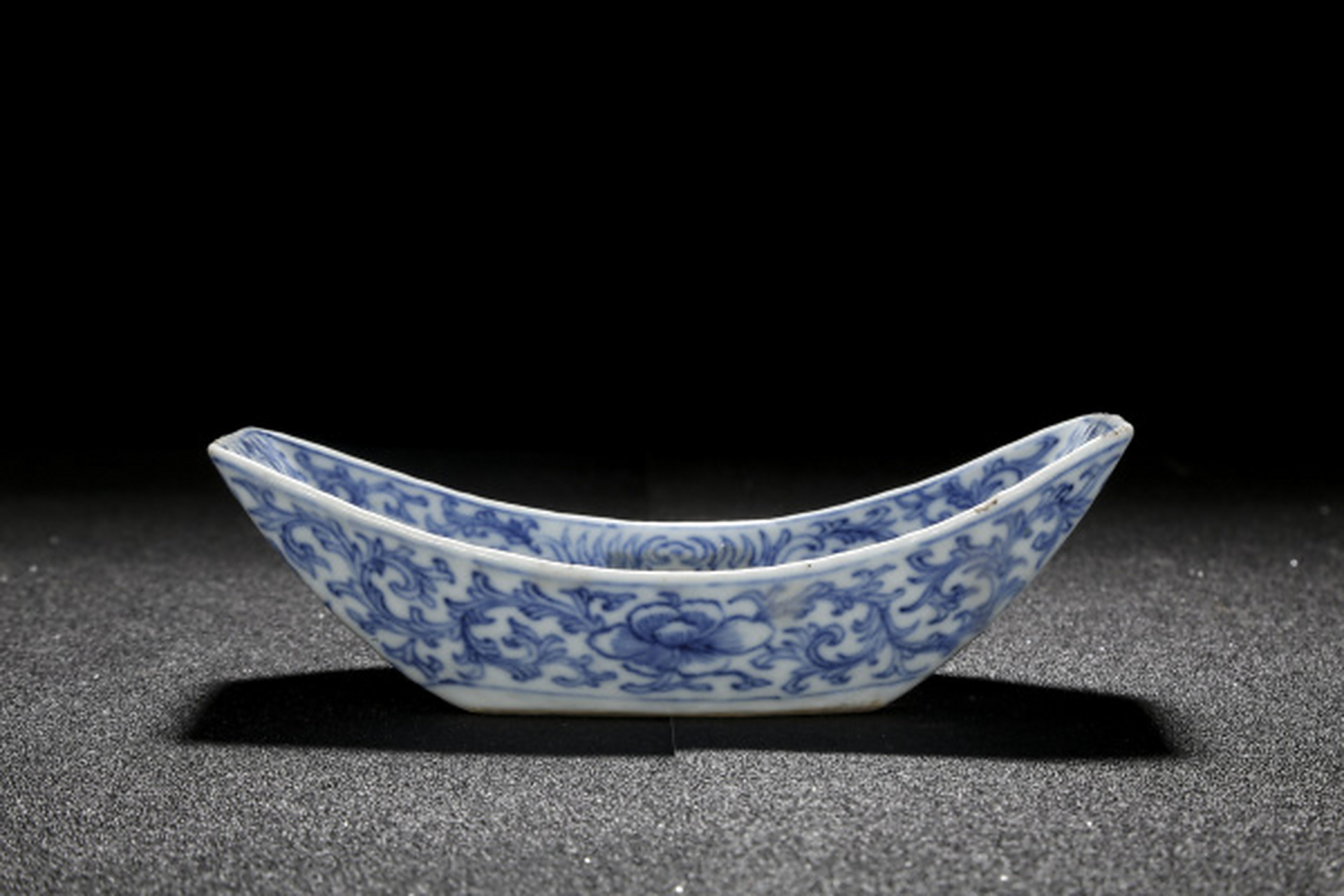 瓷器鉴赏# 此件清乾隆·青花缠枝花卉纹茶船,品相良好,长14.5cm,高4.