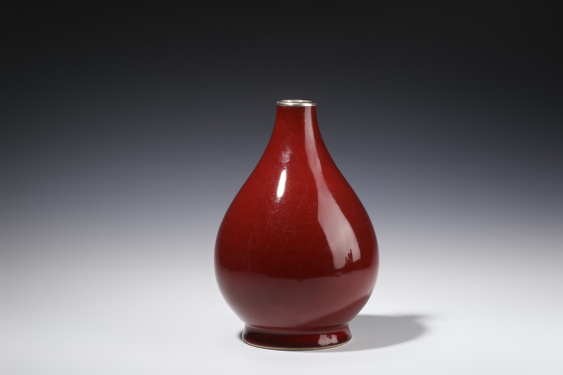 古董艺术品# #瓷器鉴赏# 此件清乾隆·霁红釉玉壶春瓶(官),口径4.