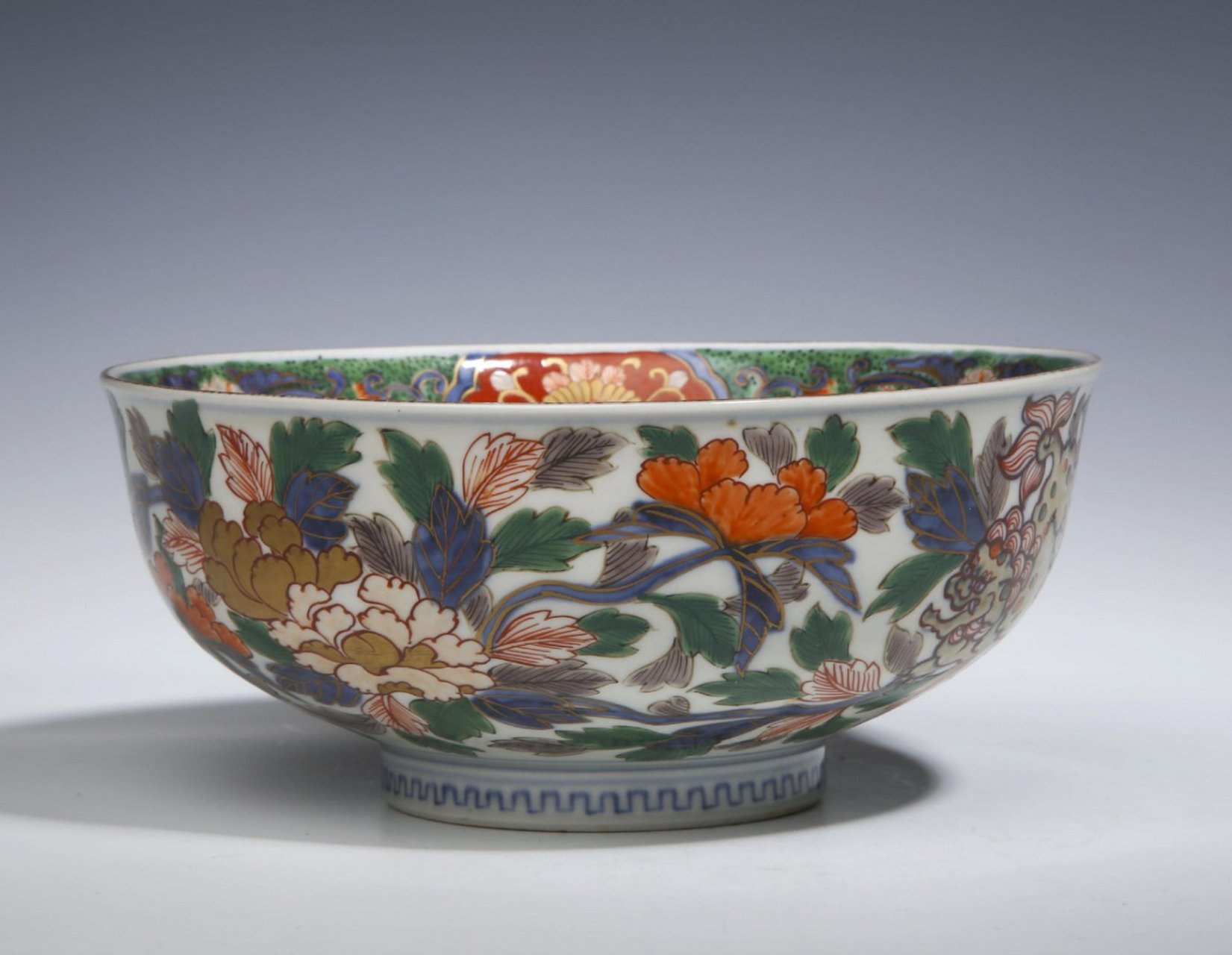 瓷器鉴赏# 此件清晚·青花五彩描金花卉人物纹碗,款识:富贵佳器.