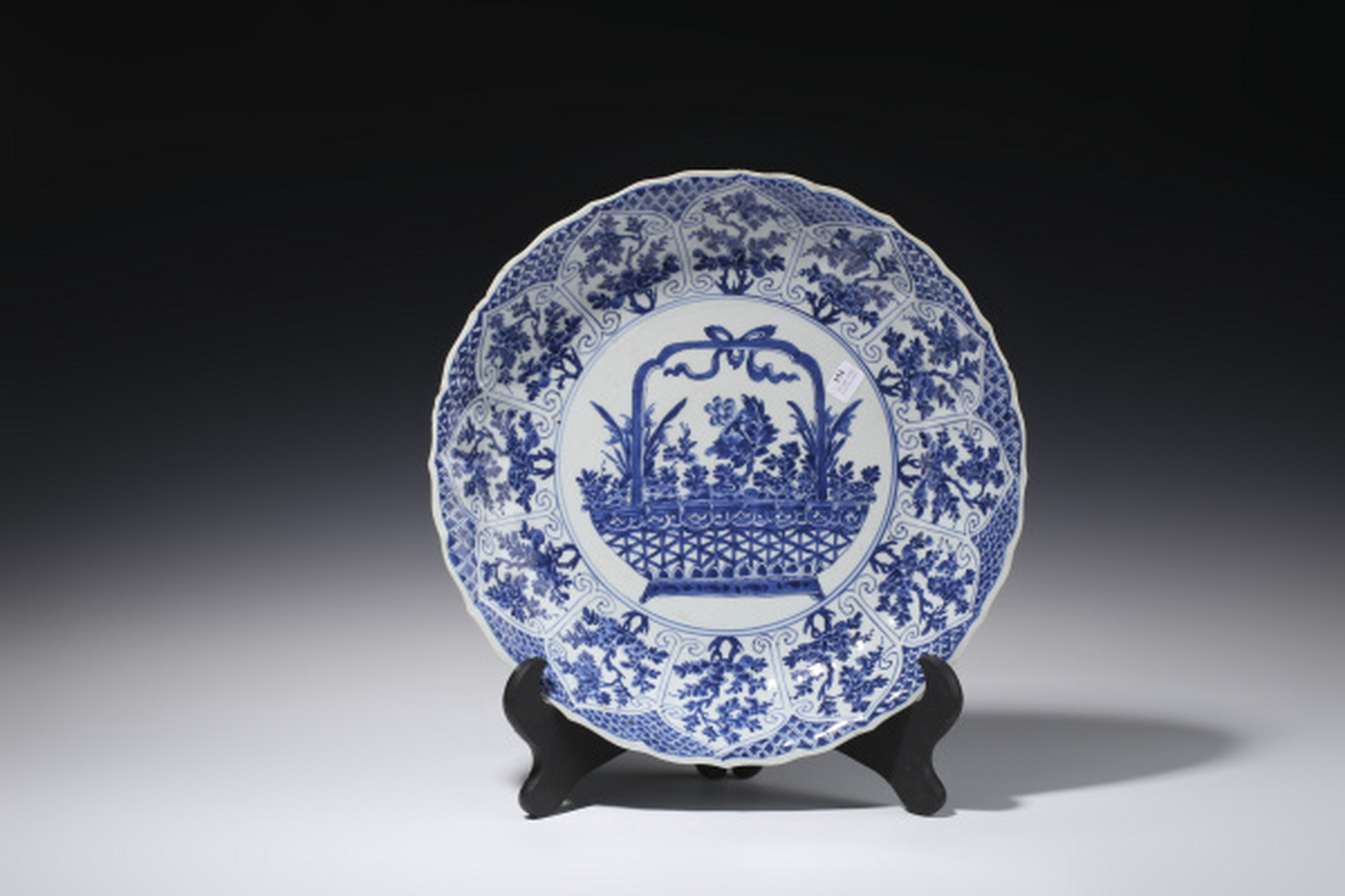 古董艺术品# #瓷器鉴赏# 此件清康熙·青花花篮纹大盘,口径34.