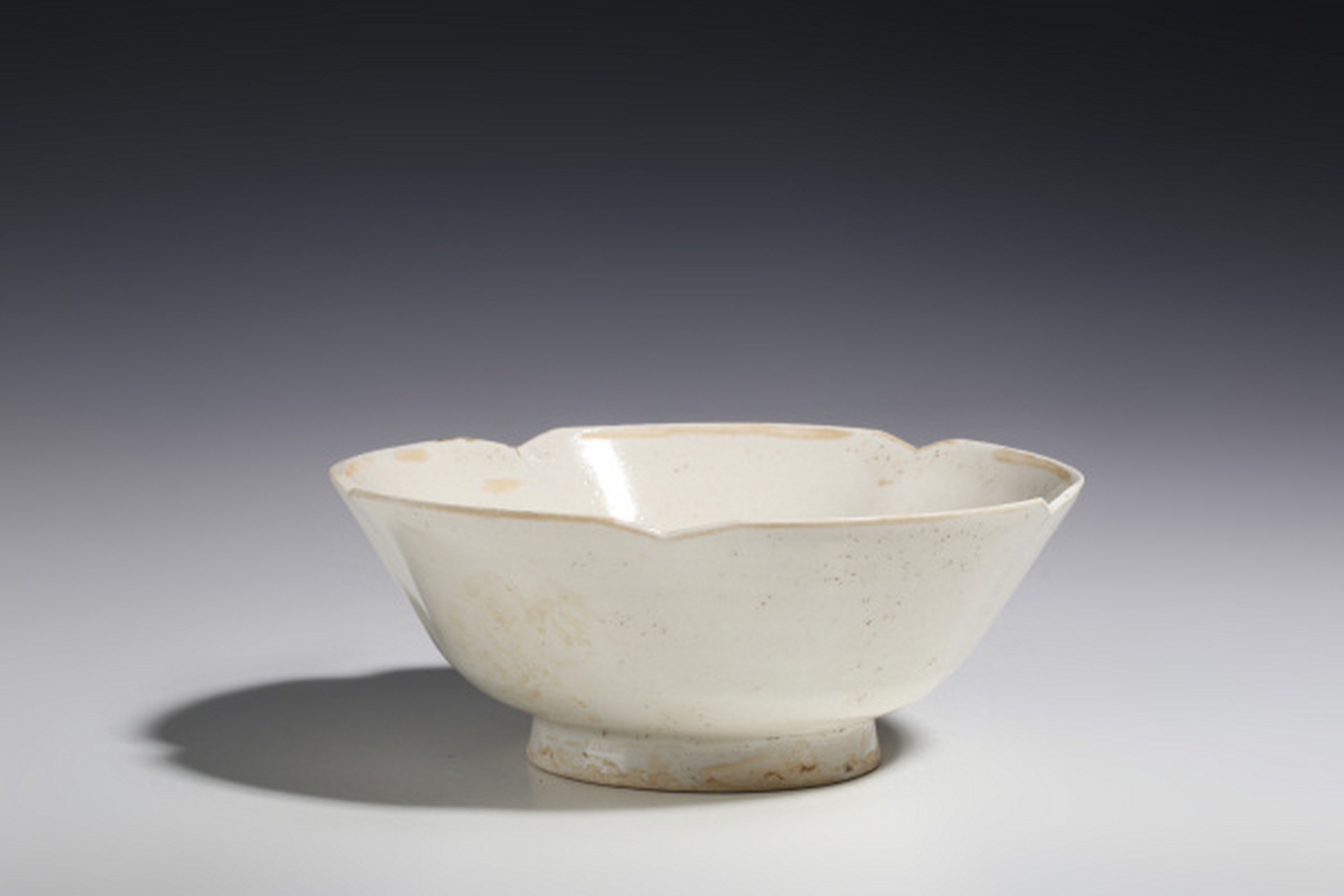 古董艺术品# #瓷器鉴赏# 此件宋·白釉花口碗,口径16.4cm,高6.