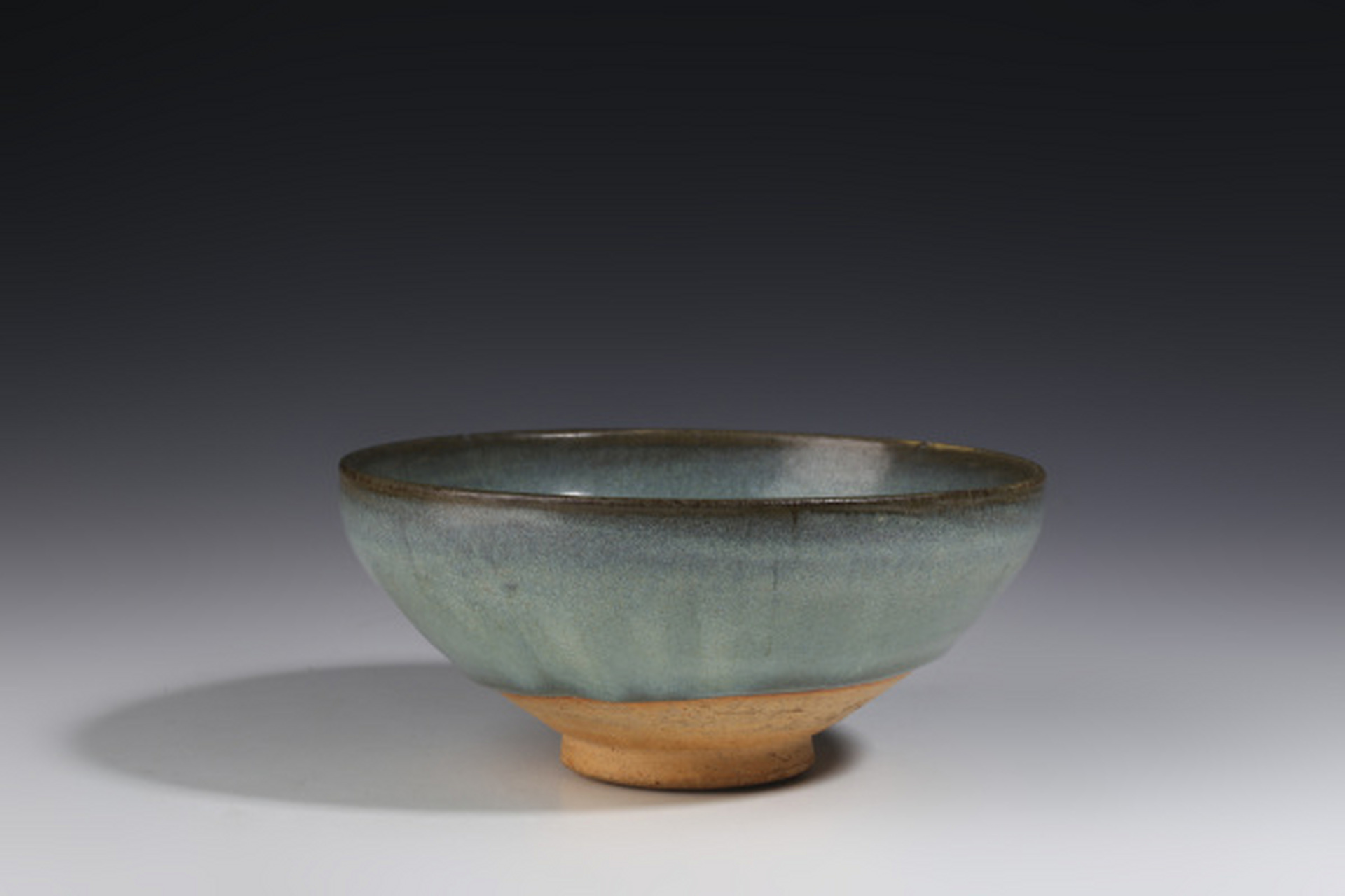 此件元·钧窑天蓝釉碗,口径18cm,高8cm,敛口,弧腹,碗身釉色呈蓝色,口