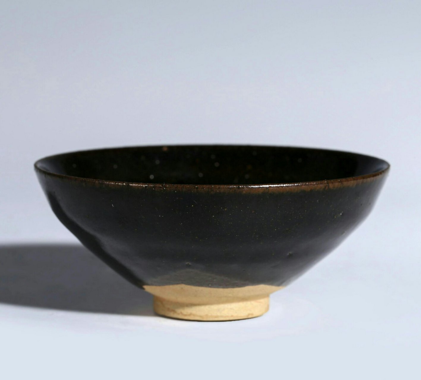 #瓷器鉴赏#  此件元耀州窑黑釉盏, 口径10.6cm,高4.4cm,底径3.4cm,内