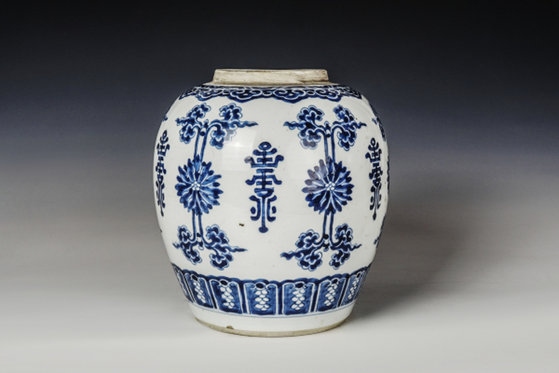 肩部饰如意云头纹,腹部饰花间寿字纹,胫部饰变形仰莲纹.