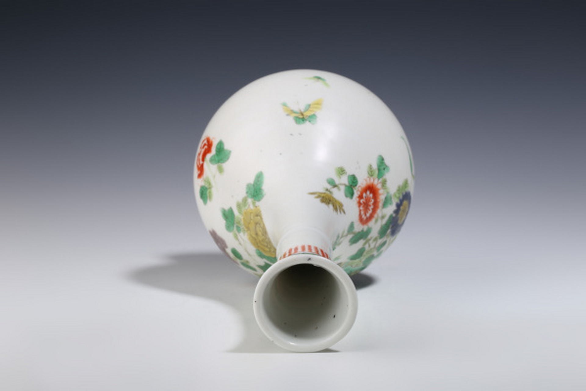 古董艺术品# #瓷器鉴赏# 此件清晚·五彩花鸟纹长颈瓶,口径5cm,高24.