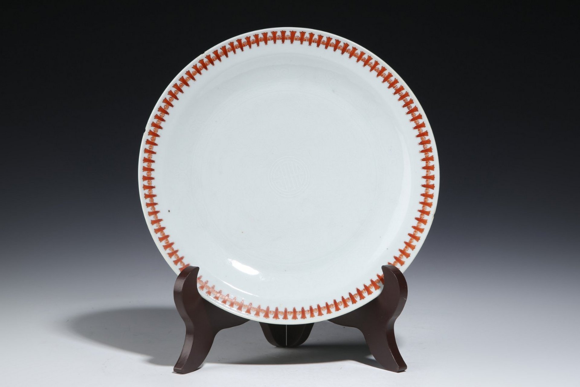 6cm,底径11cm,此件清康熙·暗刻龙纹矾红洪福齐天盘,折沿,微弧壁,圈足