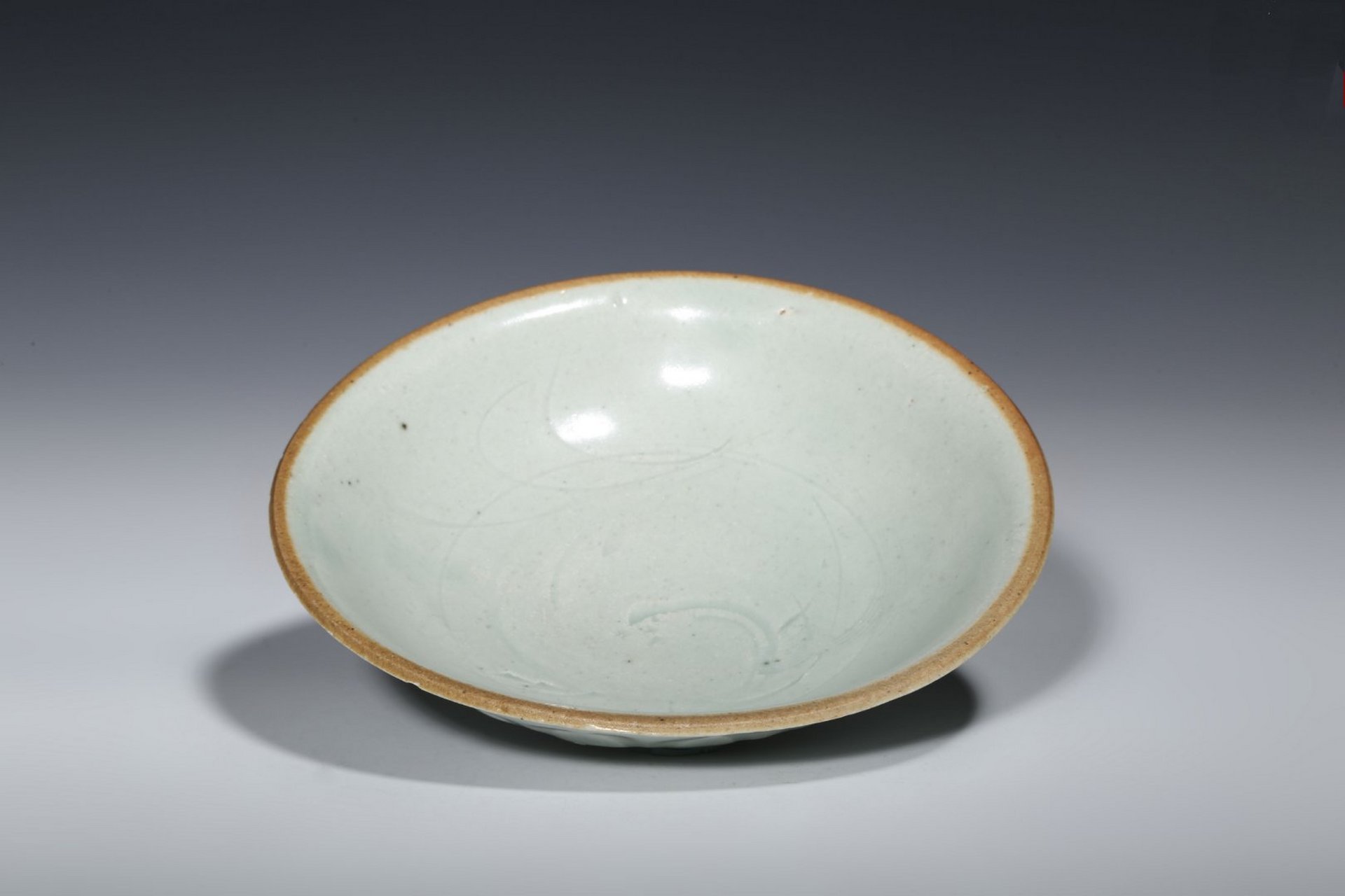 古董艺术品# #瓷器鉴赏# 此件宋·湘湖窑划花莲瓣碗,口径15.6cm,高4.