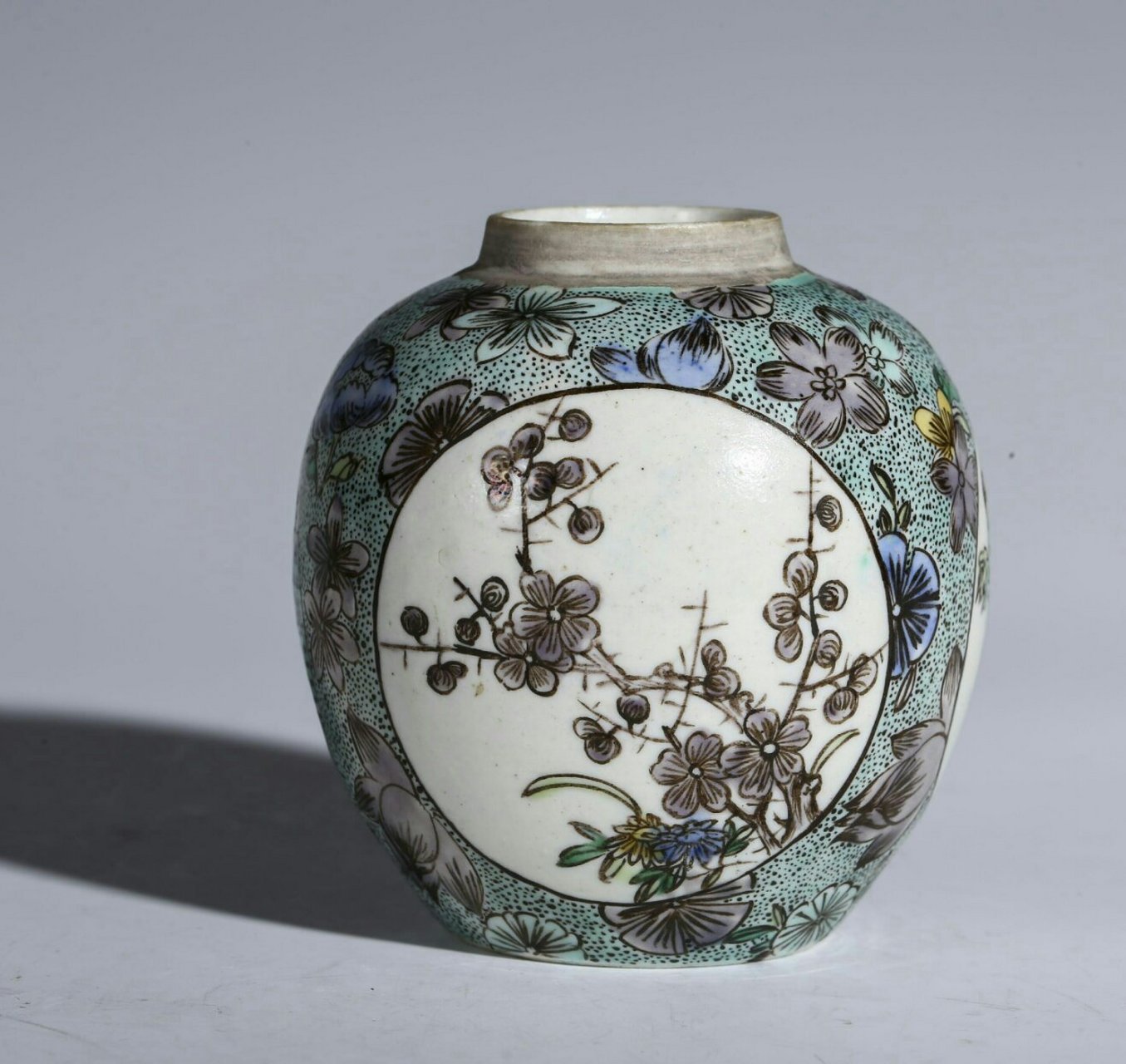 瓷器鉴赏#  此件晚清民国素三彩开窗花鸟纹罐,直口,短颈,丰肩,敛腹