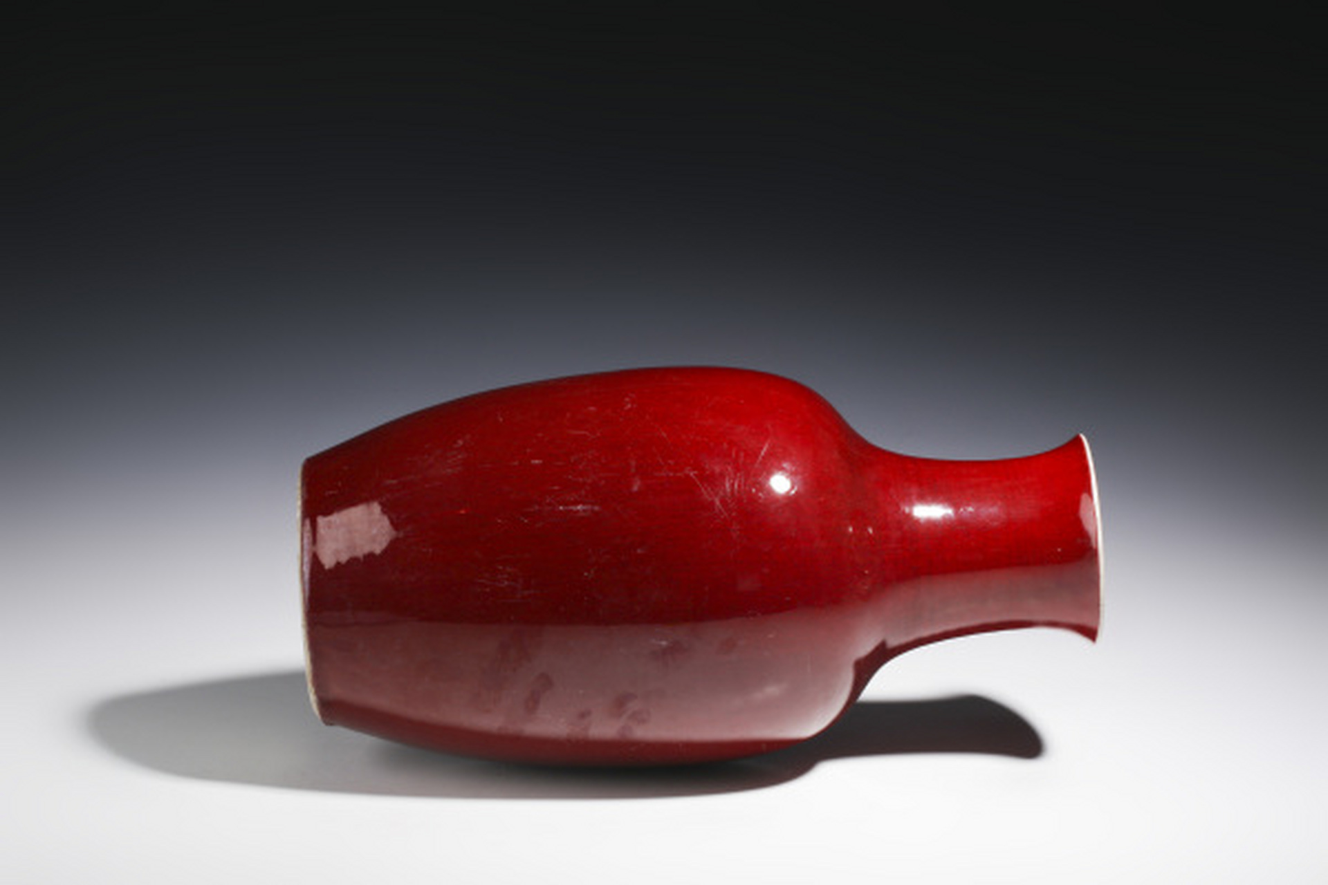 古董艺术品# #瓷器鉴赏# 此件清中·红釉瓶,口径10.5cm,高39.