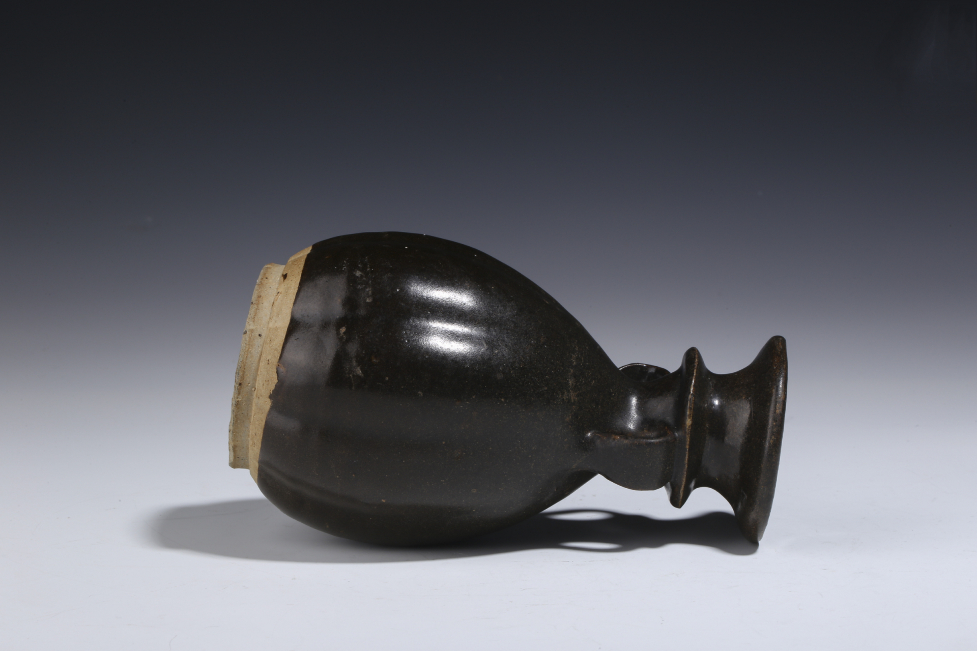 清润悦目的《金元黑釉双系瓜棱瓶》 #古董艺术品# #瓷器鉴赏# 此件