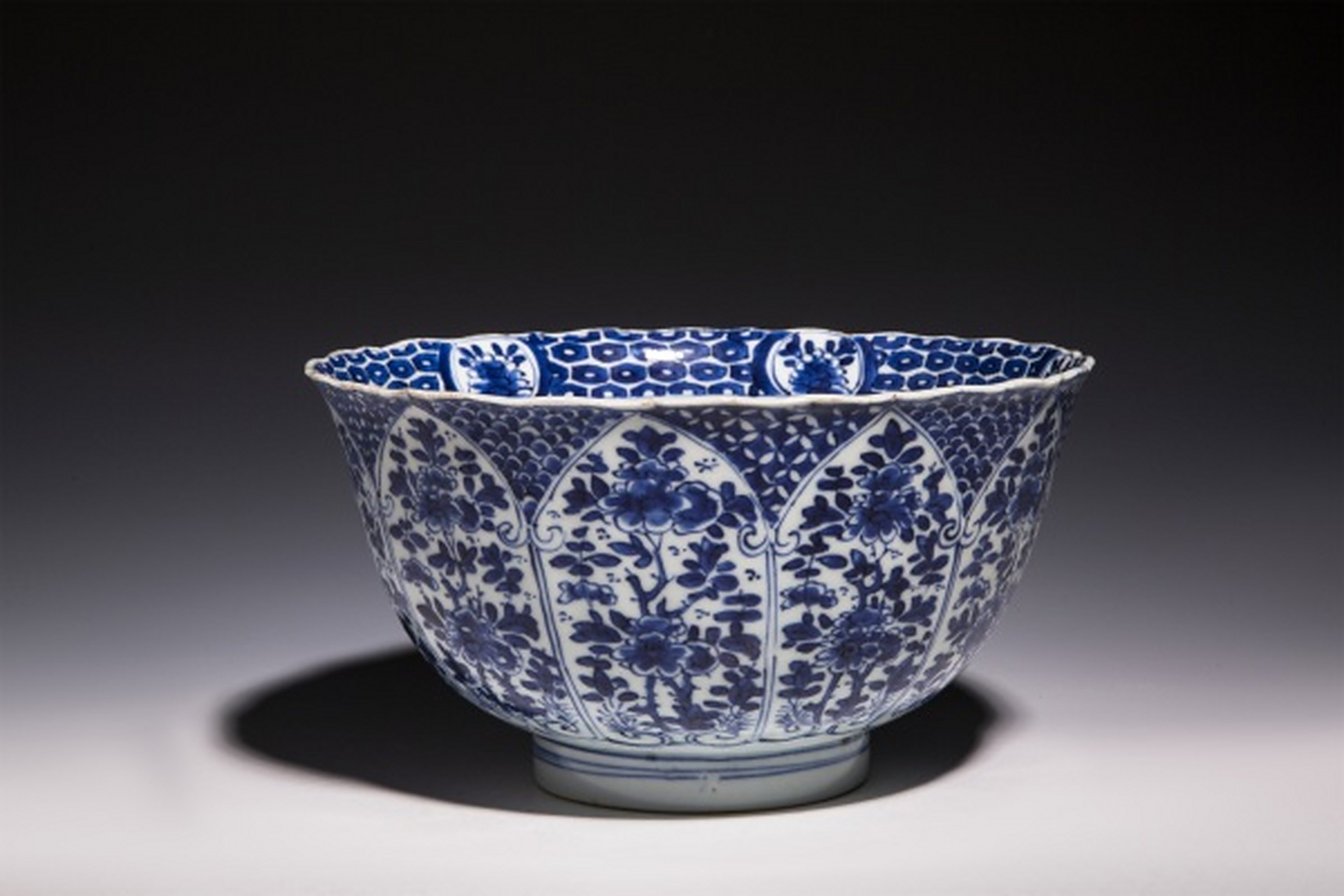 古董艺术品# #瓷器鉴赏# 此件清康熙·青花花篮纹花口大碗,口径23.