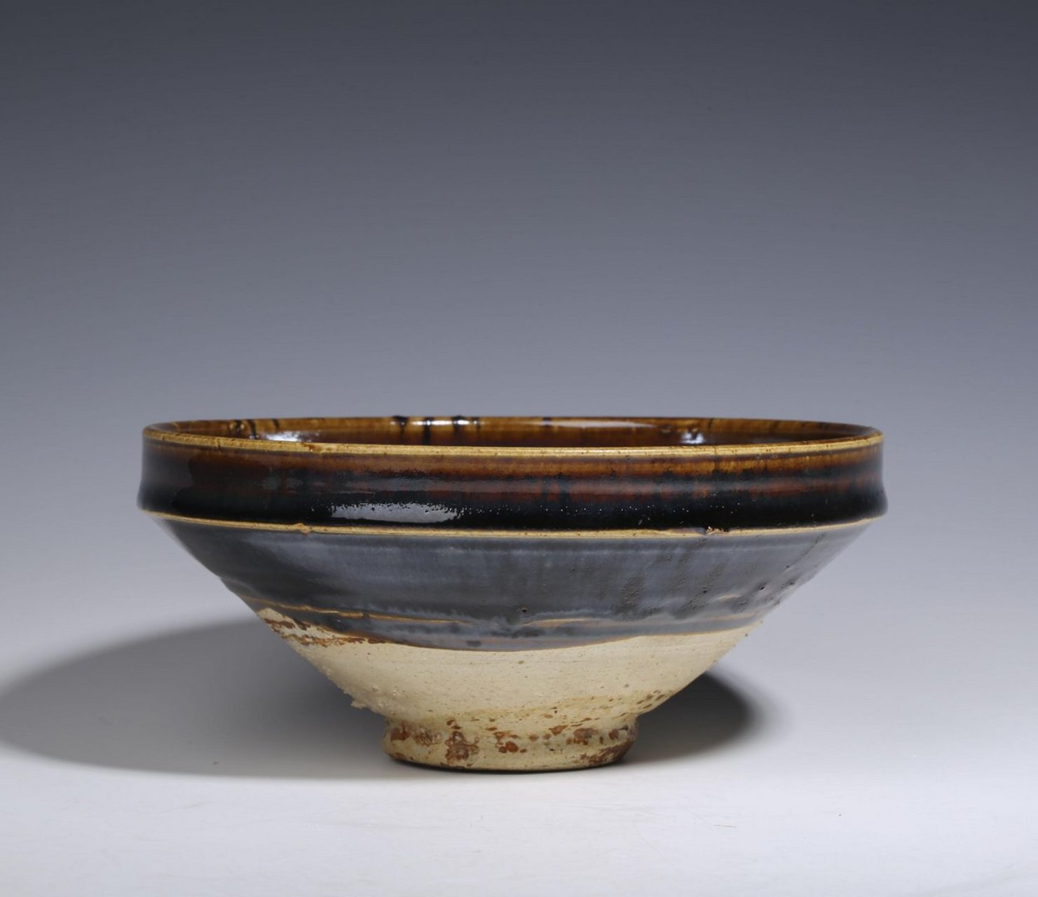 瓷器鉴赏# 此件元·黑釉铁绣花碗,口径17.5cm,高7.