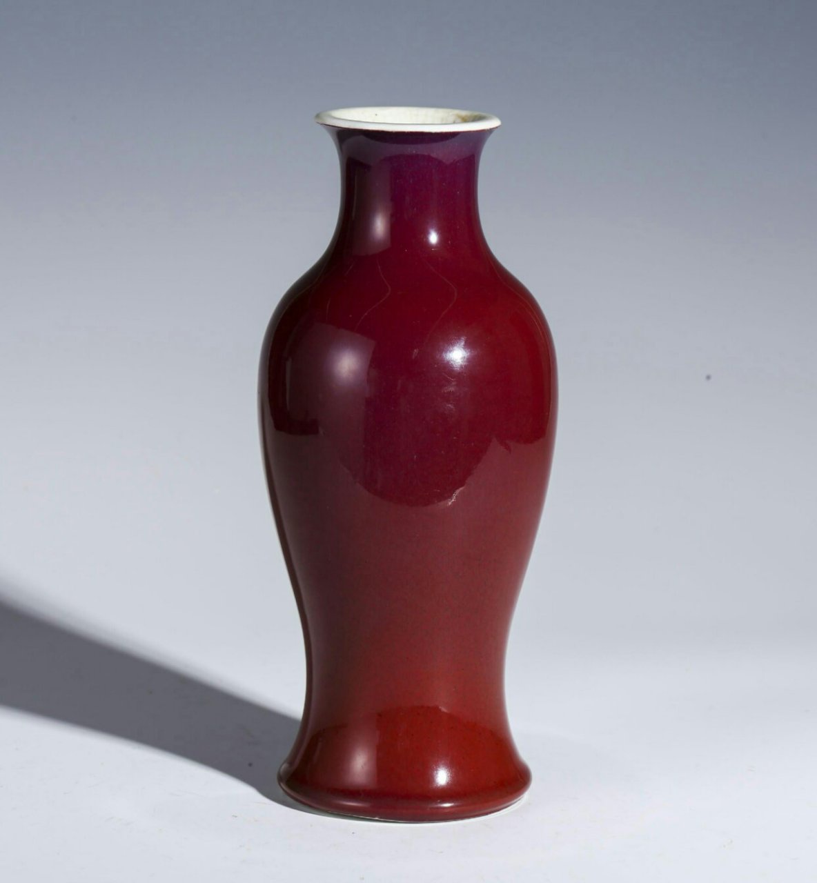 瓷器鉴赏# 此件清中晚·窑变红釉观音瓶,口微侈,短直颈,丰肩弧腹,敛