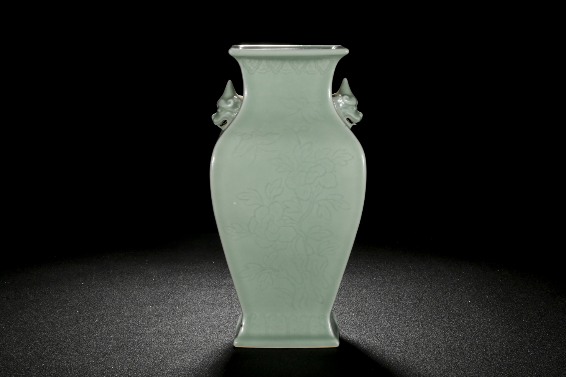 瓷器鉴赏# #古董艺术品# 此件民国粉青釉暗刻花卉纹四方尊,品相良好