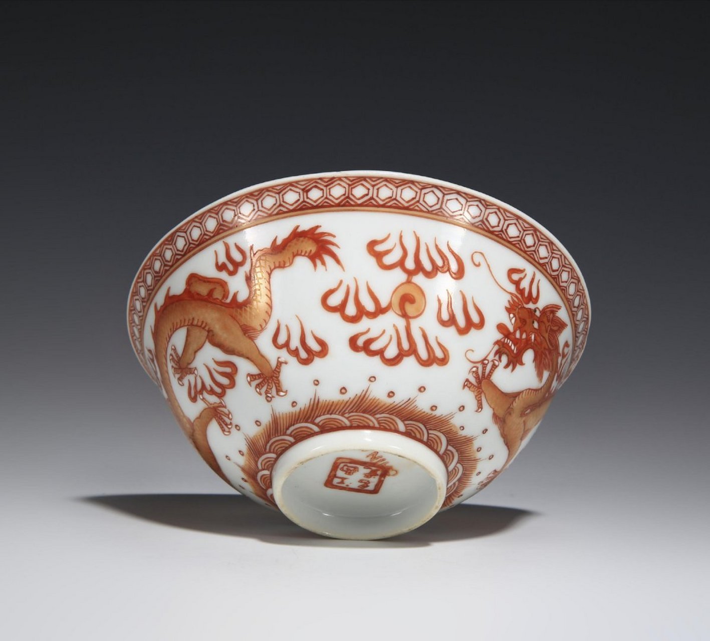 瓷器鉴赏# 此件民国·矾红描金龙纹碗,敞口,深腹,圈足,胎体轻薄,的谮