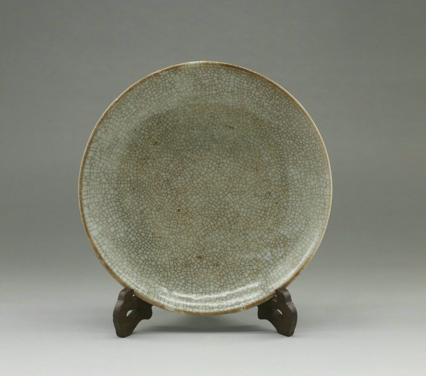 瓷器鉴赏实录#瓷器#  &藏友咨询: 哥釉盘,底足有一小磕,口径22.