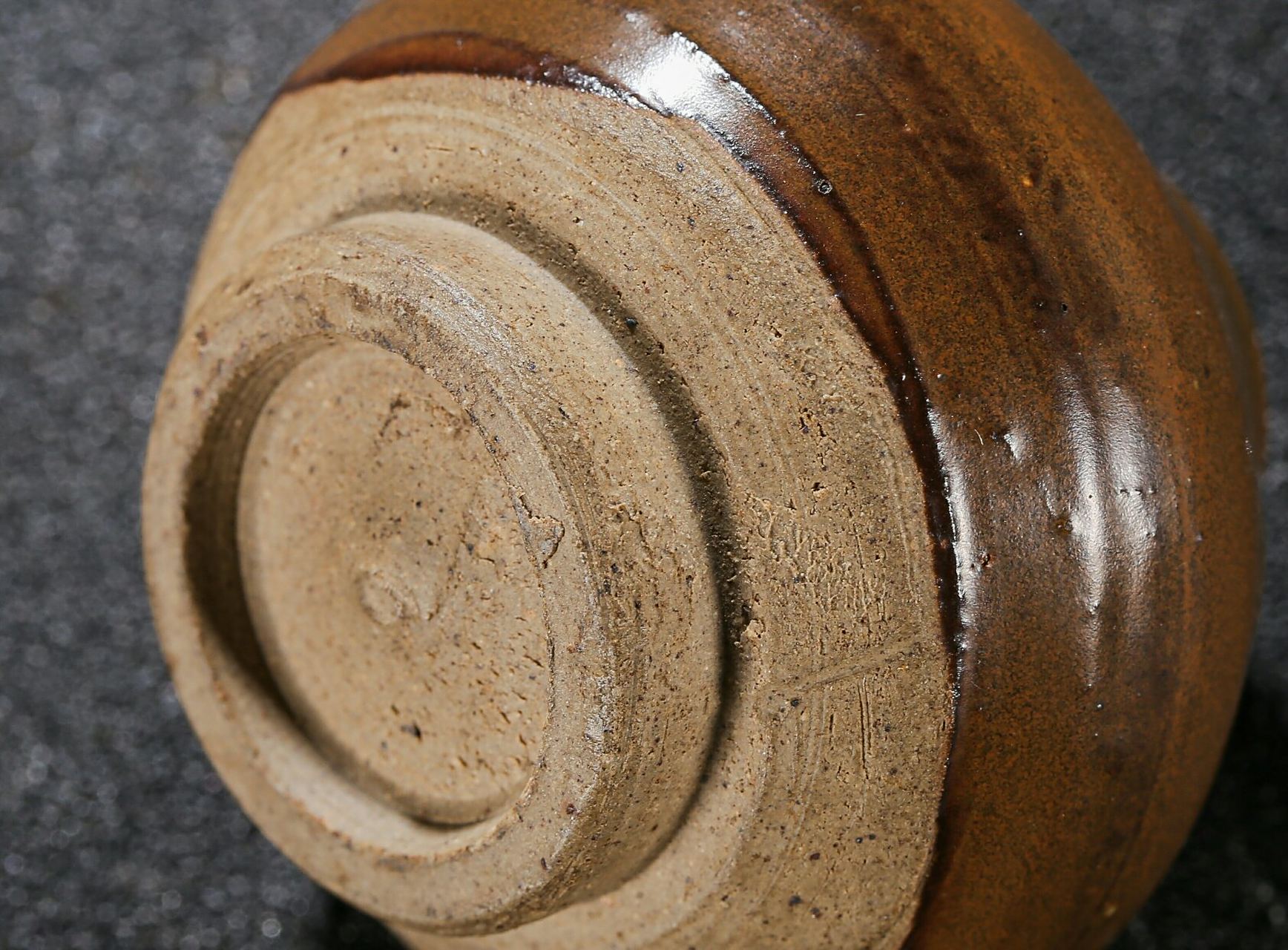 收藏之旅# #瓷器鉴赏#  02此件清酱釉鸡心罐, 口径28cm,高5cm,底径