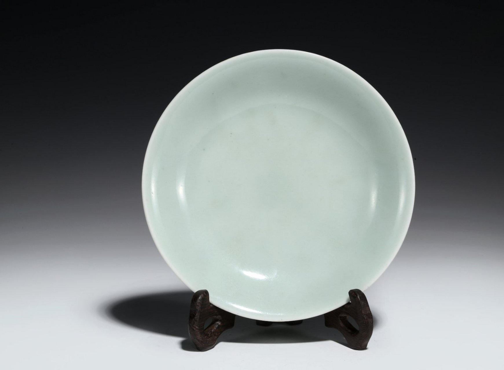 8cm,高3cm,底径9cm,豆青釉系明清官窑仿烧龙泉青瓷釉而形成的独具美感