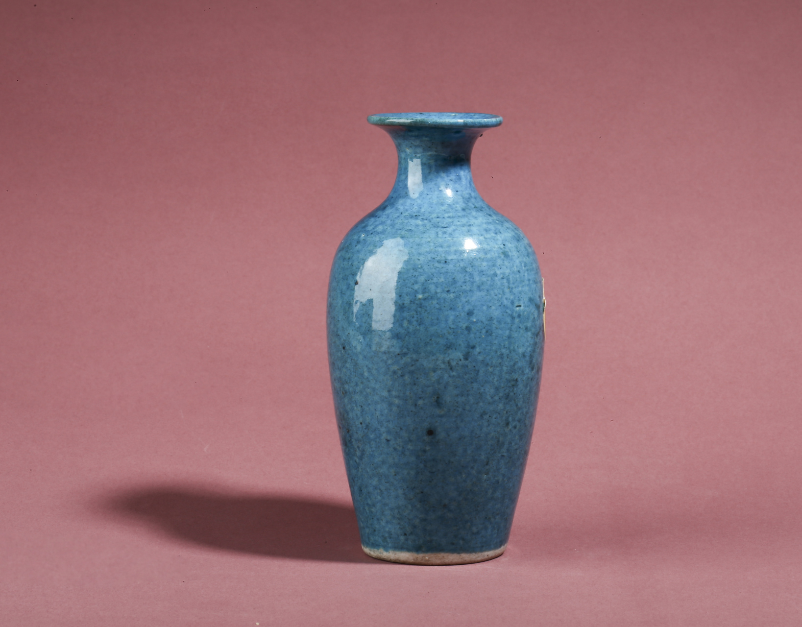 瓷器鉴赏# #古董艺术品# 此件清中·孔雀蓝釉瓶,撇口束颈,丰肩曲腹