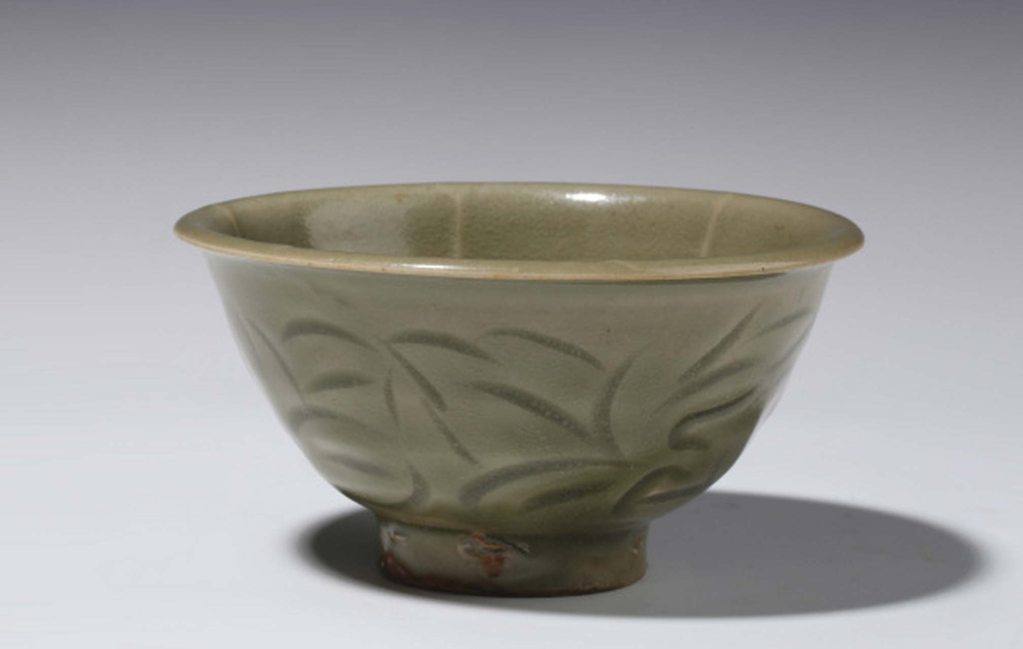 在耀州窑瓷器的各种装饰中,刻划装饰最为生动,北宋中期发展成熟.