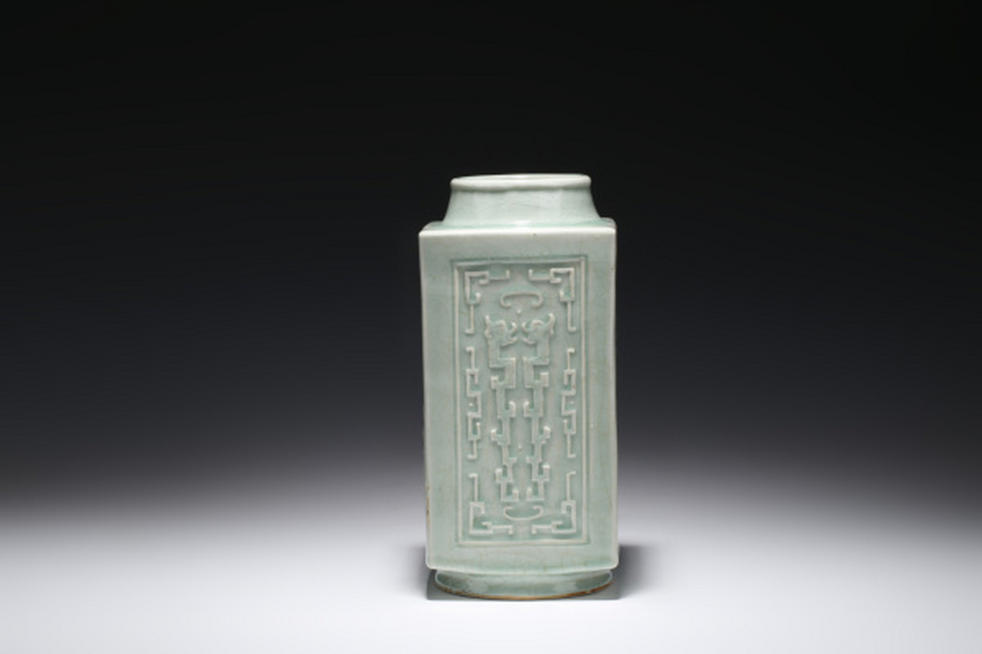 古董艺术品# #在线鉴宝# 此件民国·粉青釉模印夔龙纹琮式瓶,口径cmm