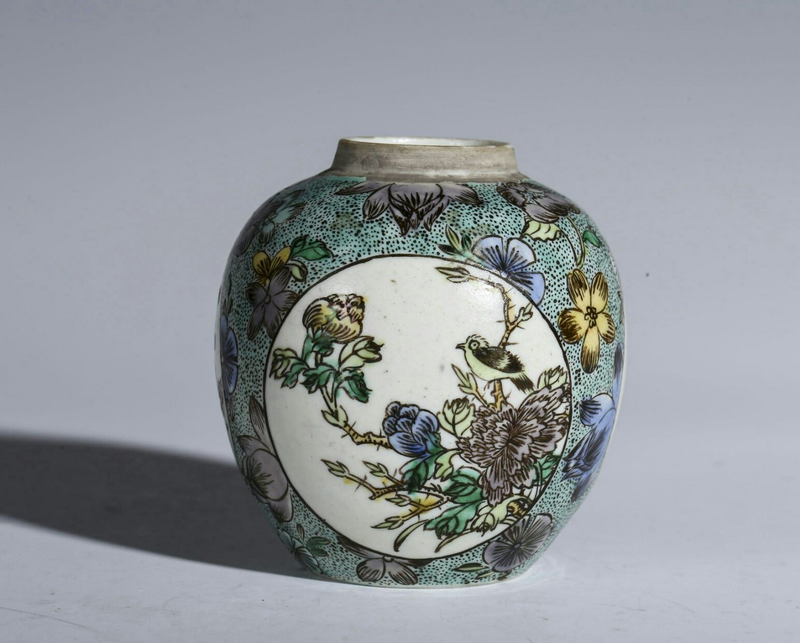 瓷器鉴赏#  此件晚清民国素三彩开窗花鸟纹罐,直口,短颈,丰肩,敛腹