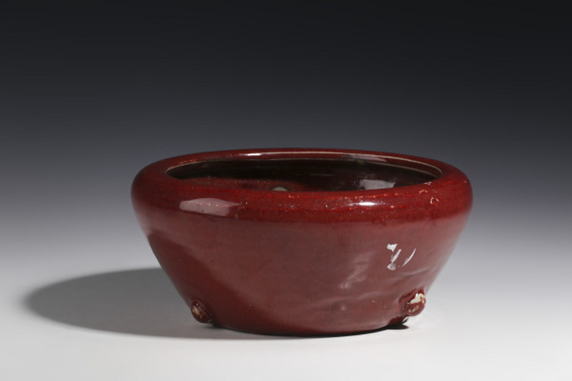 古董艺术品# #瓷器鉴赏# 此件清中期·钧红釉三足钵式炉,口径17.