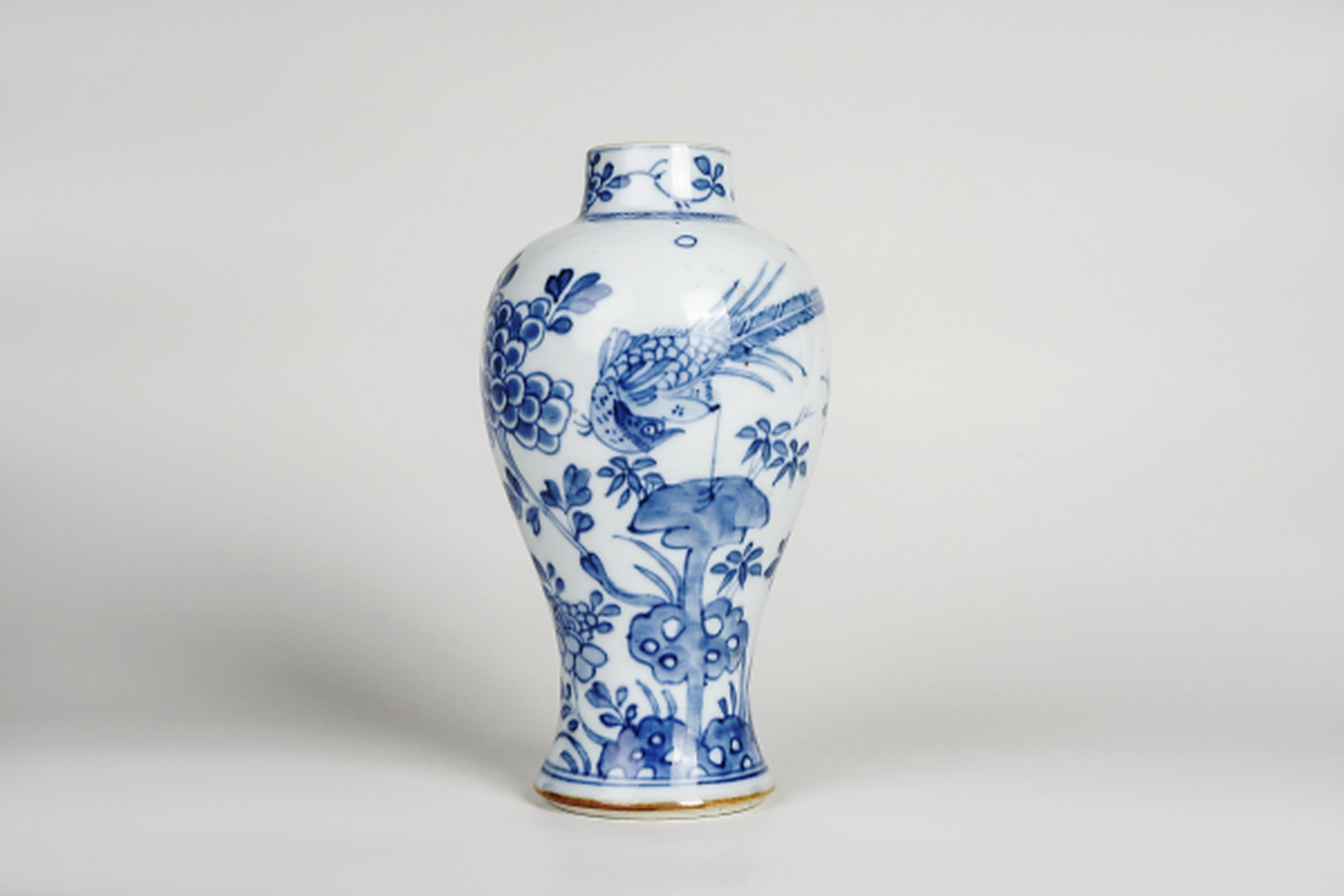 古董艺术品# #瓷器鉴赏# 此件清康熙·青花锦鸡牡丹纹鸡腿瓶,口径3.