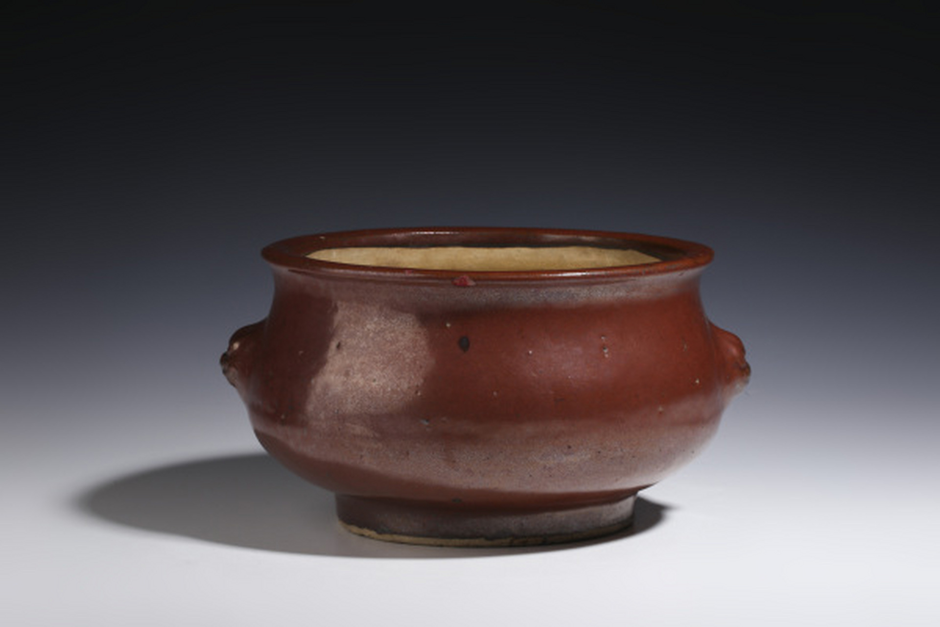 古董艺术品# #瓷器鉴赏# 此件清晚·铁锈釉兽耳炉,口径25.5cm,高12.