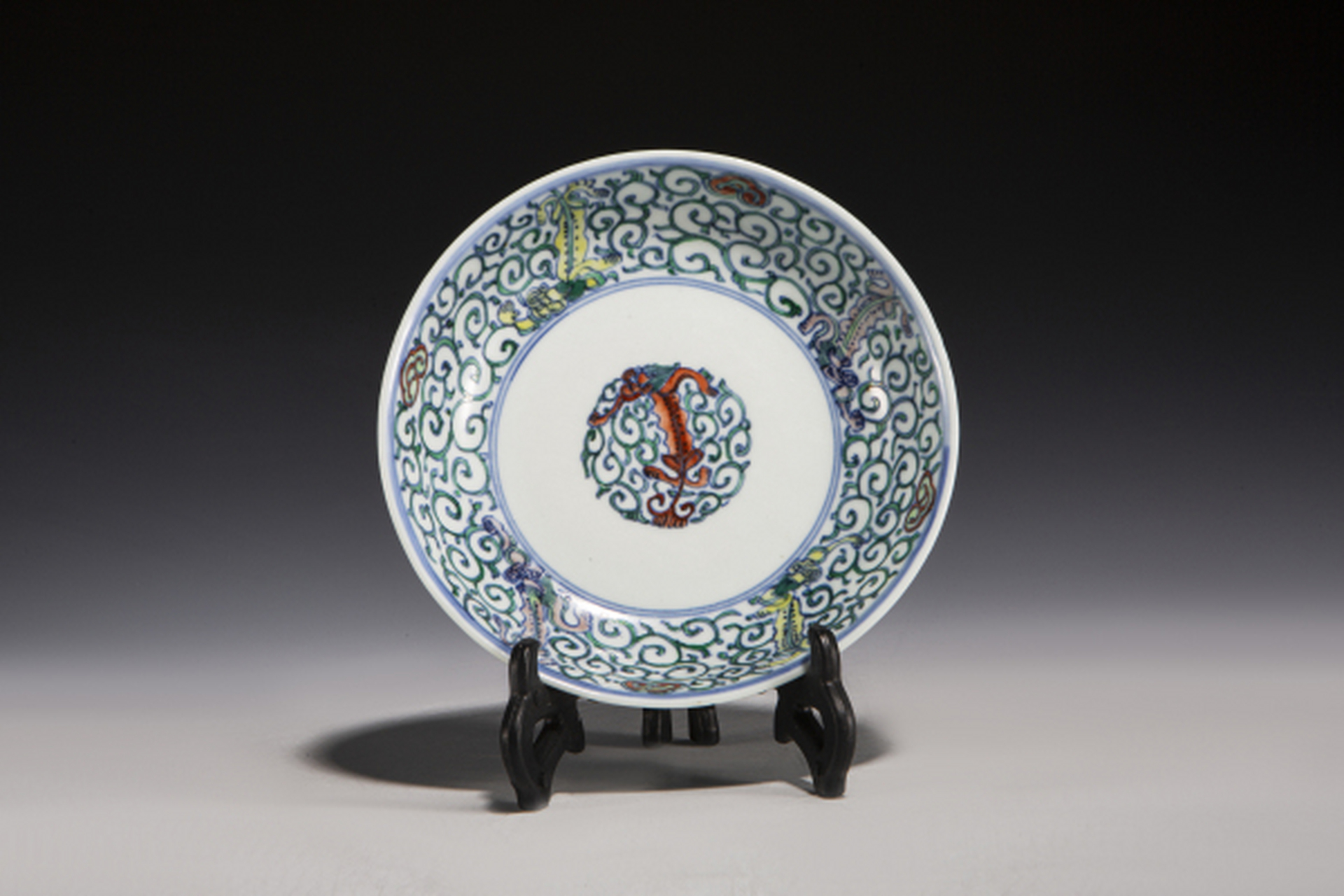 古董艺术品# #瓷器鉴赏# 此件清雍正·斗彩螭龙灵芝纹盘,口径16.