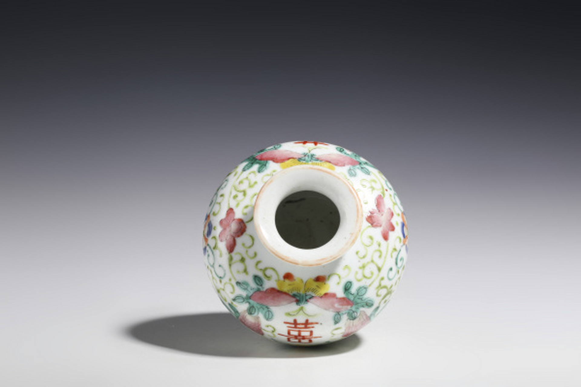 瓷器鉴赏# #在线鉴宝# 此件清晚·粉彩瓜瓞绵绵喜字纹石榴尊,口径cmm